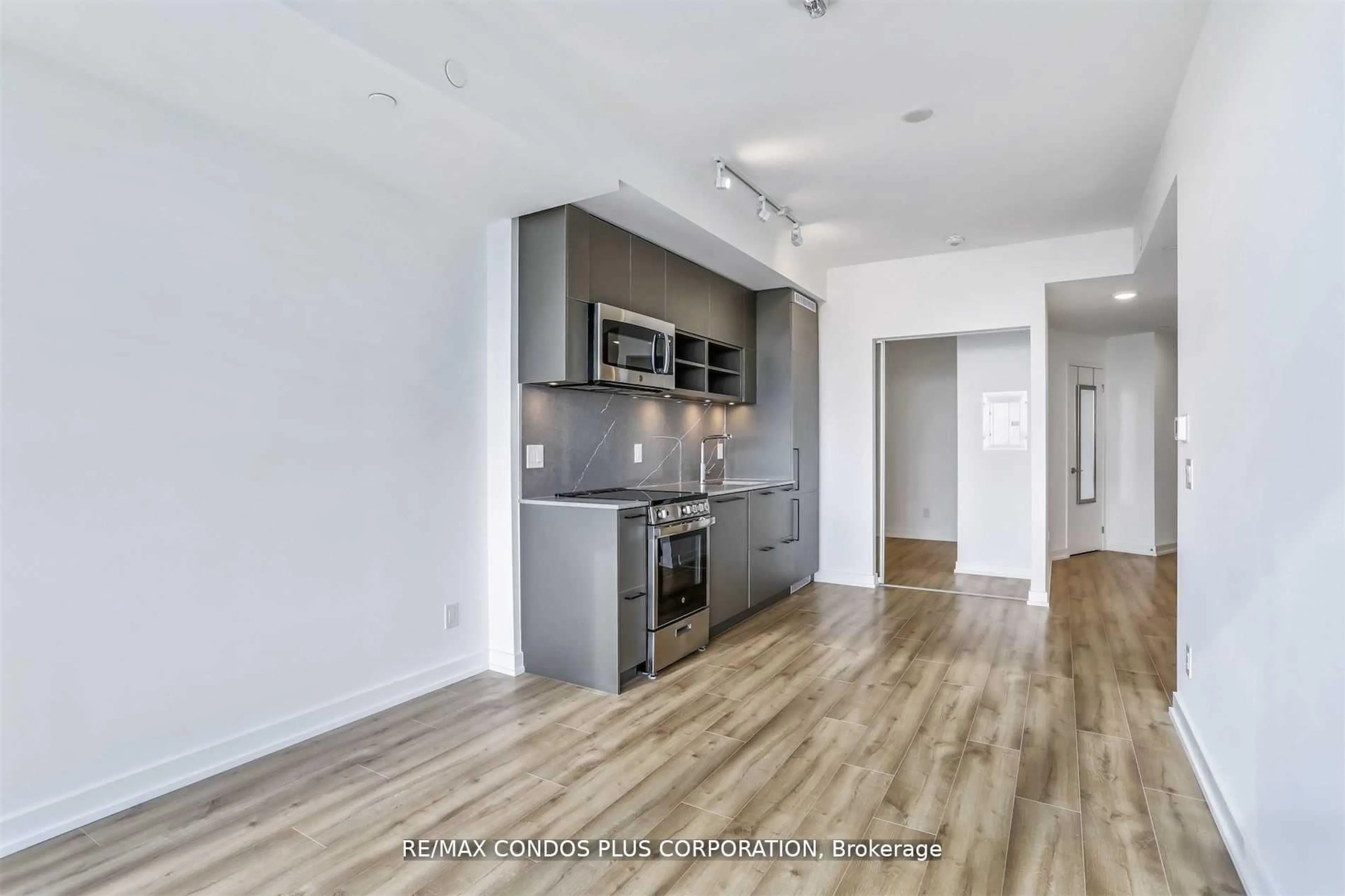 Open concept kitchen, wood/laminate floor for 135 East Liberty St #1402, Toronto Ontario M6K 3P6