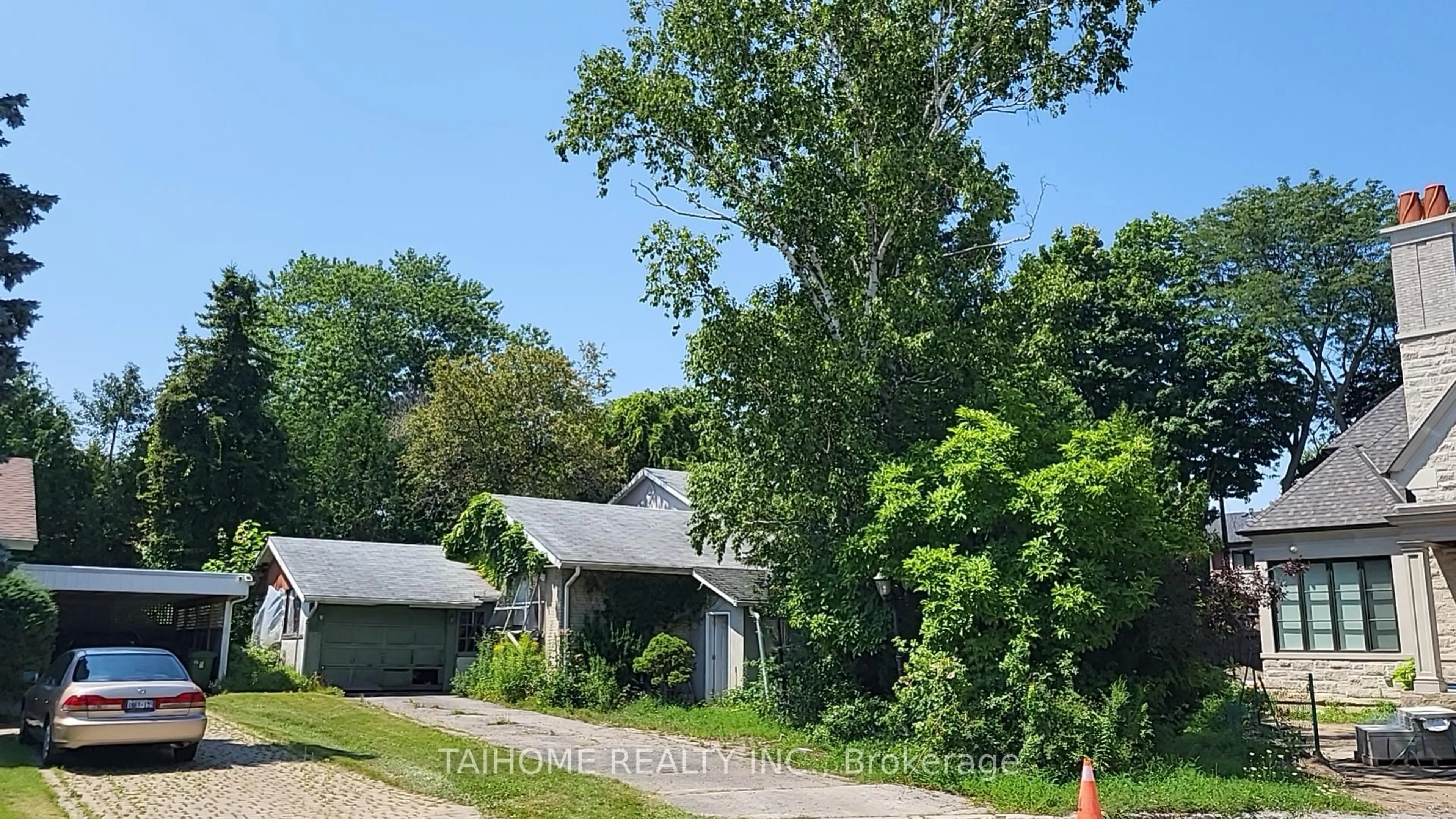 A pic from outside/outdoor area/front of a property/back of a property/a pic from drone, street for 15 Merredin Pl, Toronto Ontario M3B 1S7
