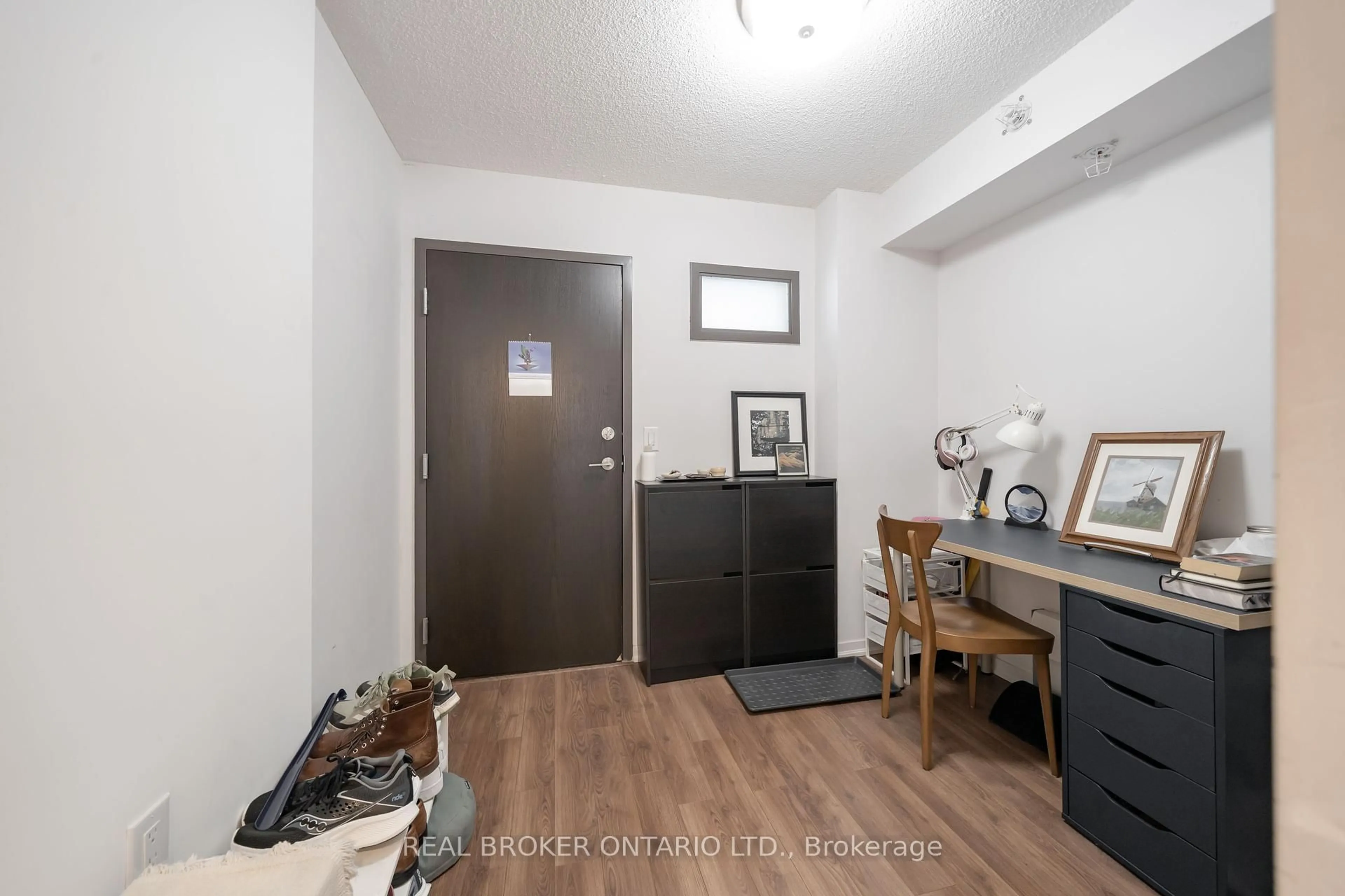 Indoor entryway for 36 Lisgar St #908E, Toronto Ontario M6J 3G2