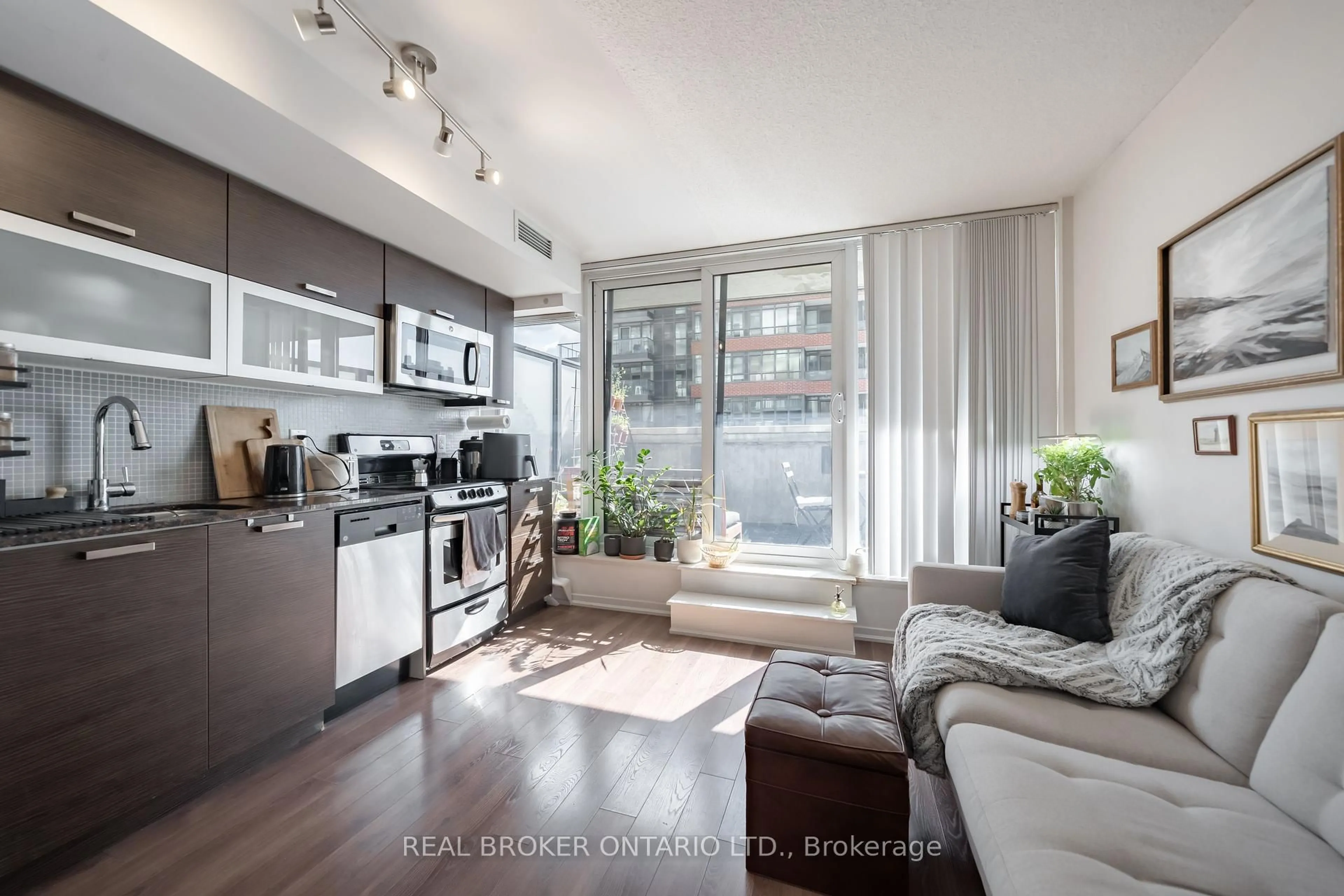 Open concept kitchen, unknown for 36 Lisgar St #908E, Toronto Ontario M6J 3G2