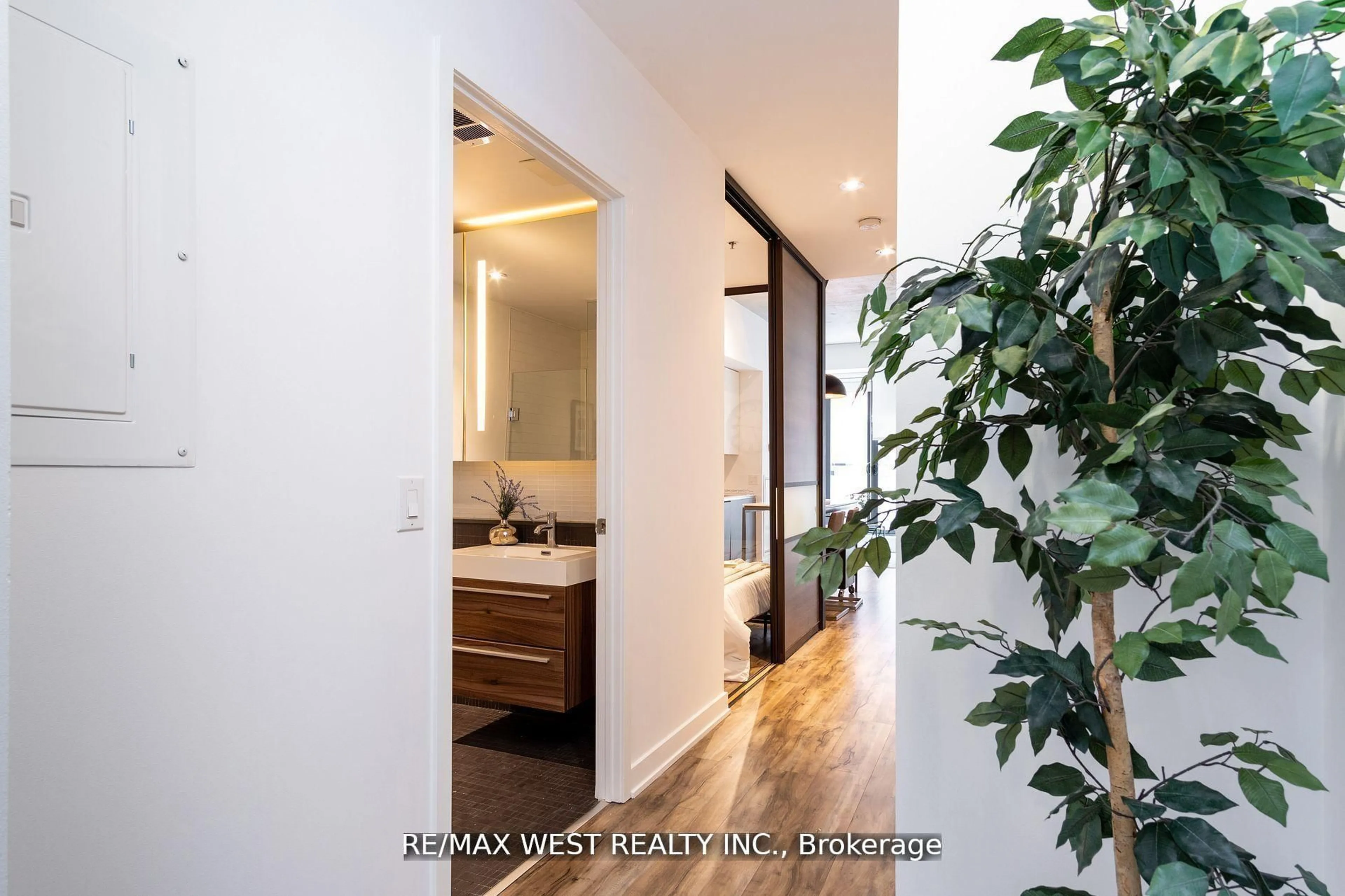 Indoor entryway for 8 Dovercourt Rd #209, Toronto Ontario M6J 0B6
