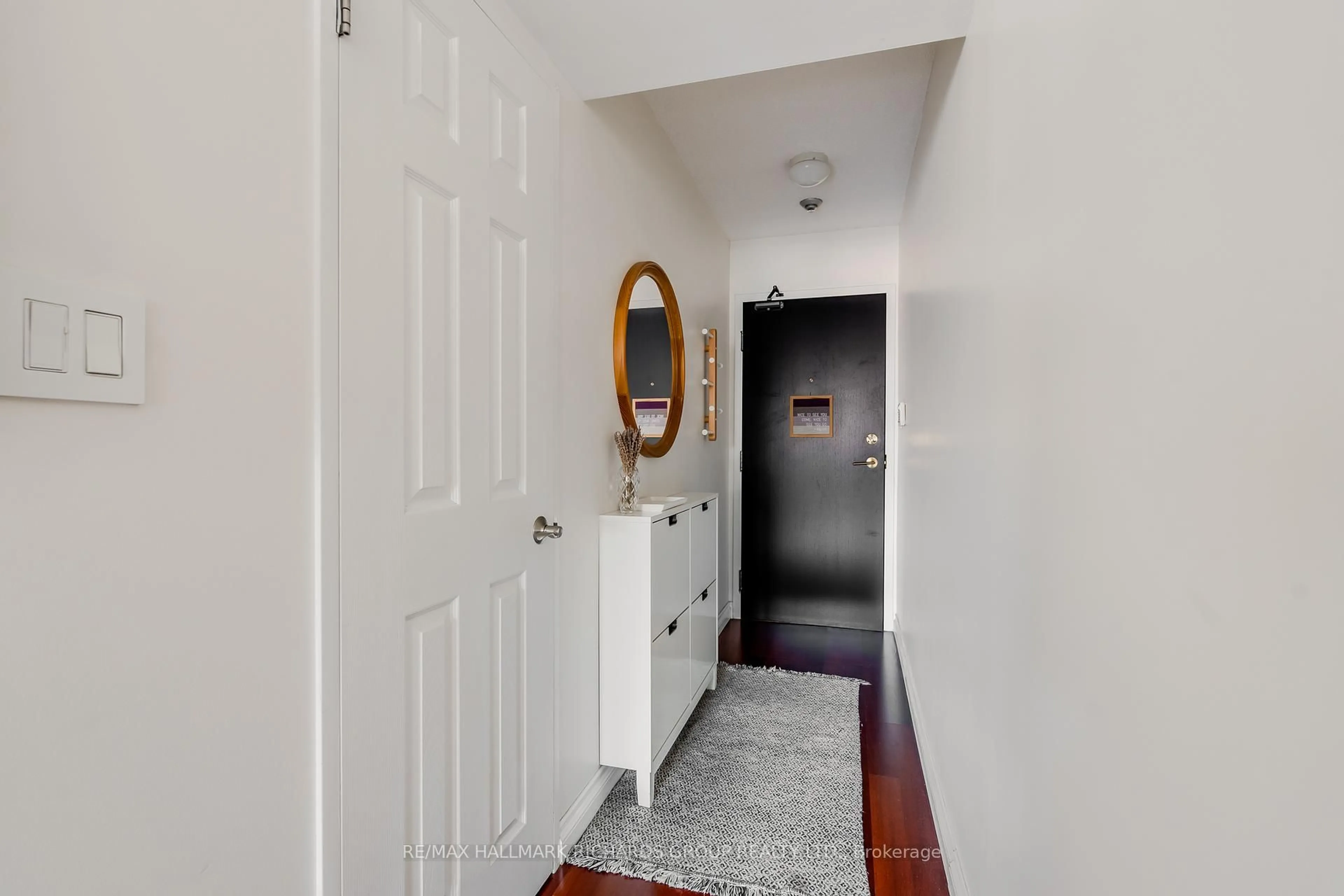 Indoor entryway for 230 King St #1220, Toronto Ontario M5A 1K5