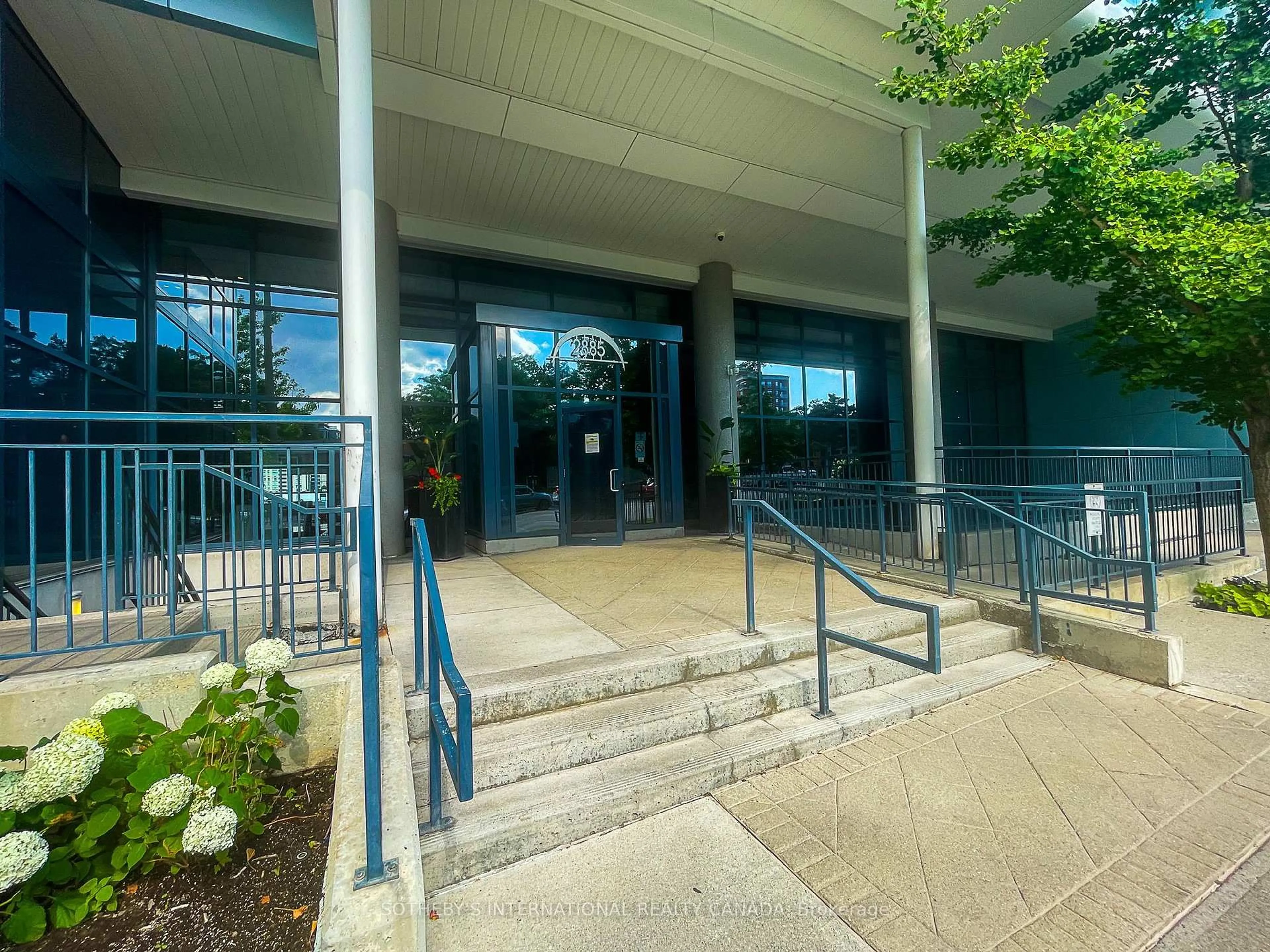 Indoor foyer for 2885 Bayview Ave #633, Toronto Ontario M2K 0A3