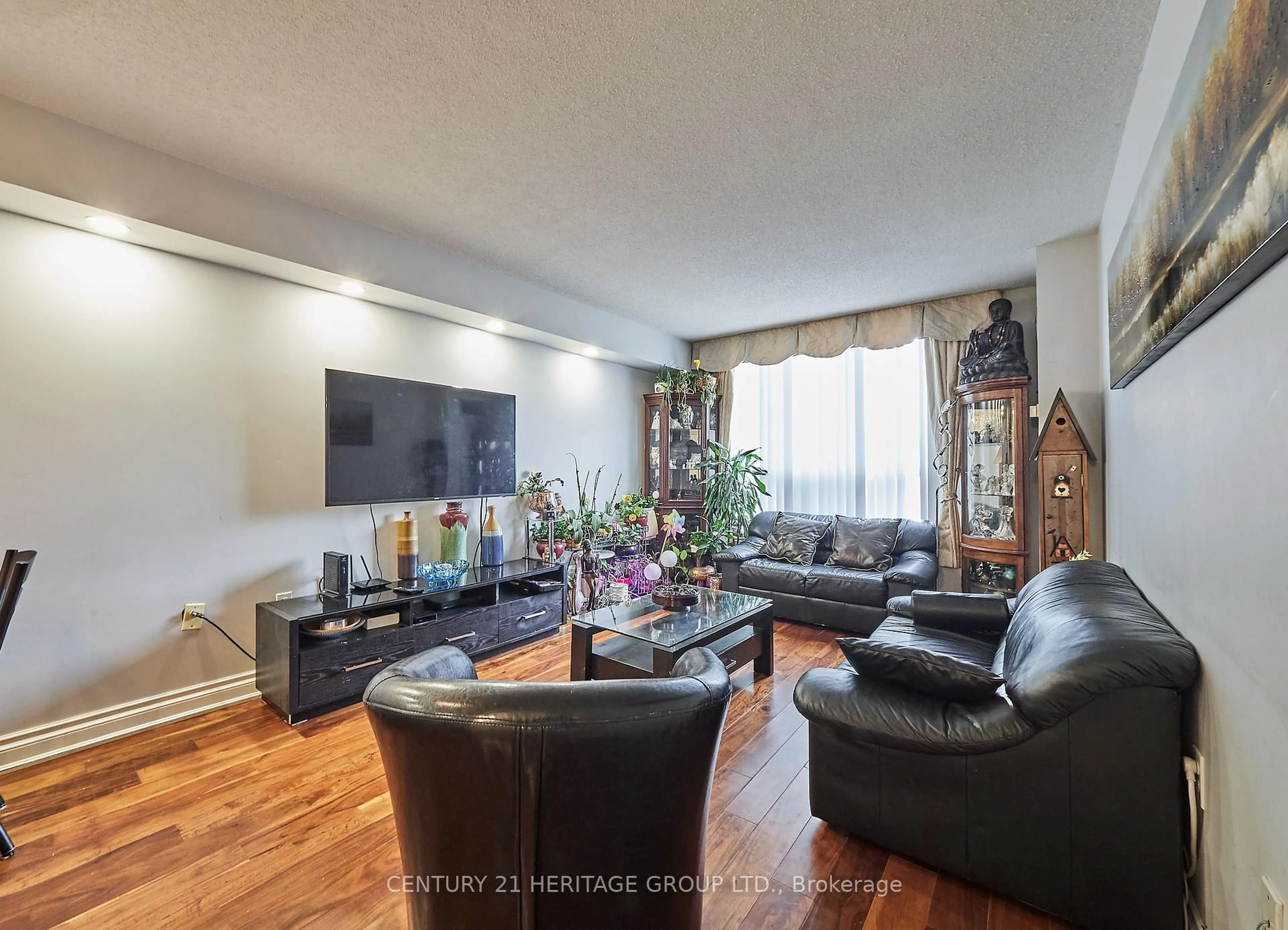 Living room with furniture, unknown for 21 Overlea Blvd #511, Toronto Ontario M4H 1P2