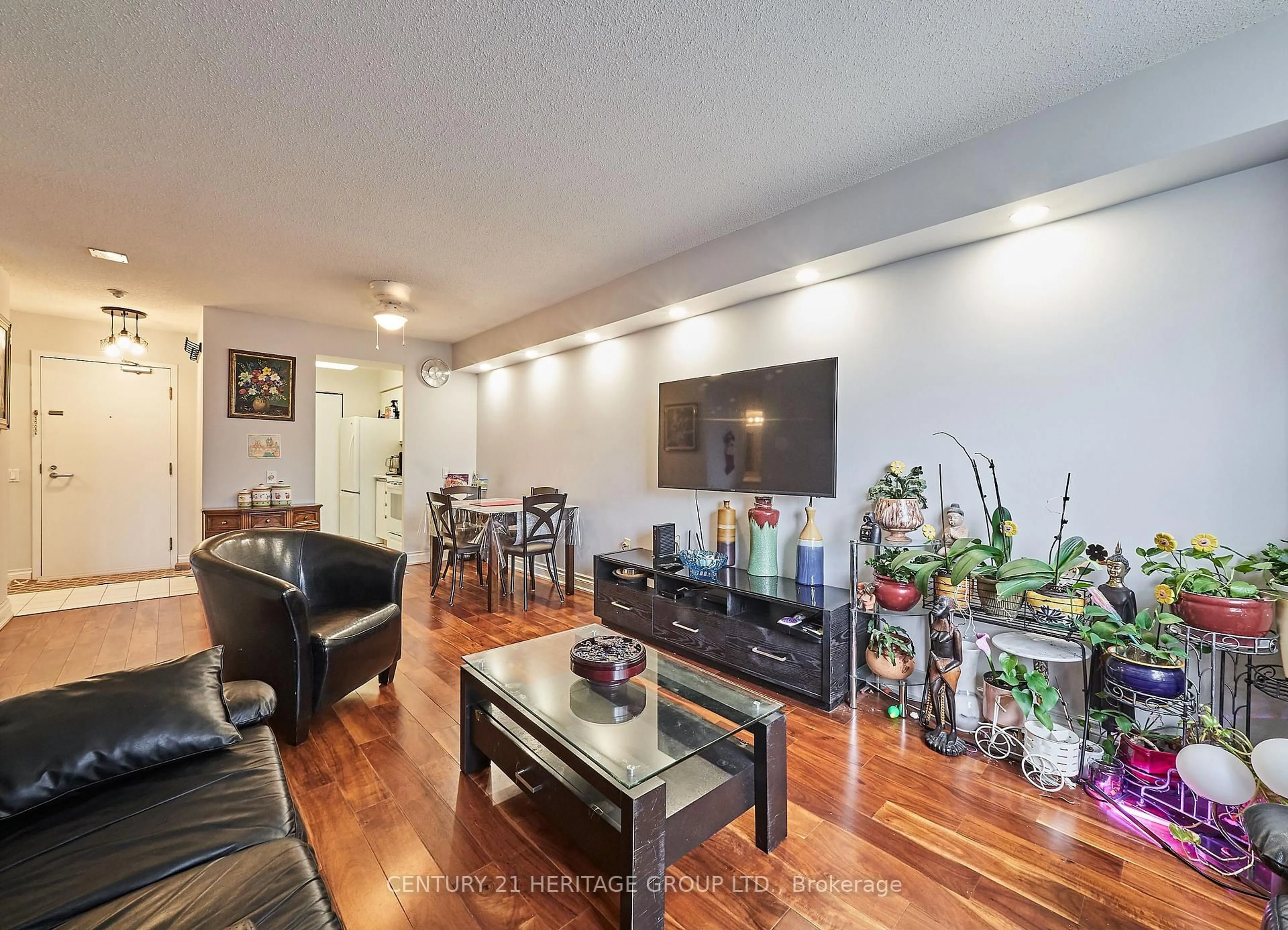 Living room with furniture, wood/laminate floor for 21 Overlea Blvd #511, Toronto Ontario M4H 1P2