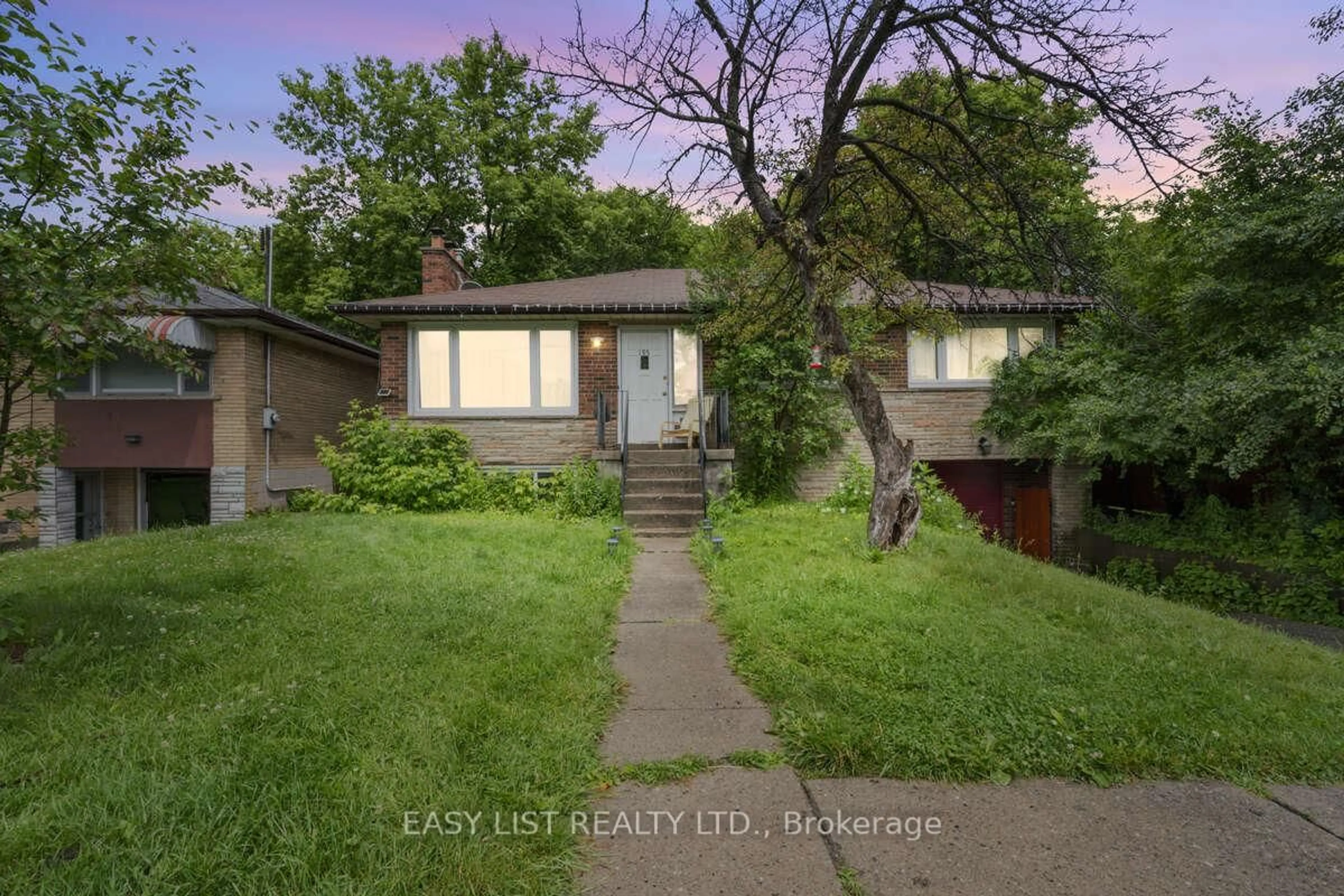 Patio, street for 195 Senlac Rd, Toronto Ontario M2R 1P3