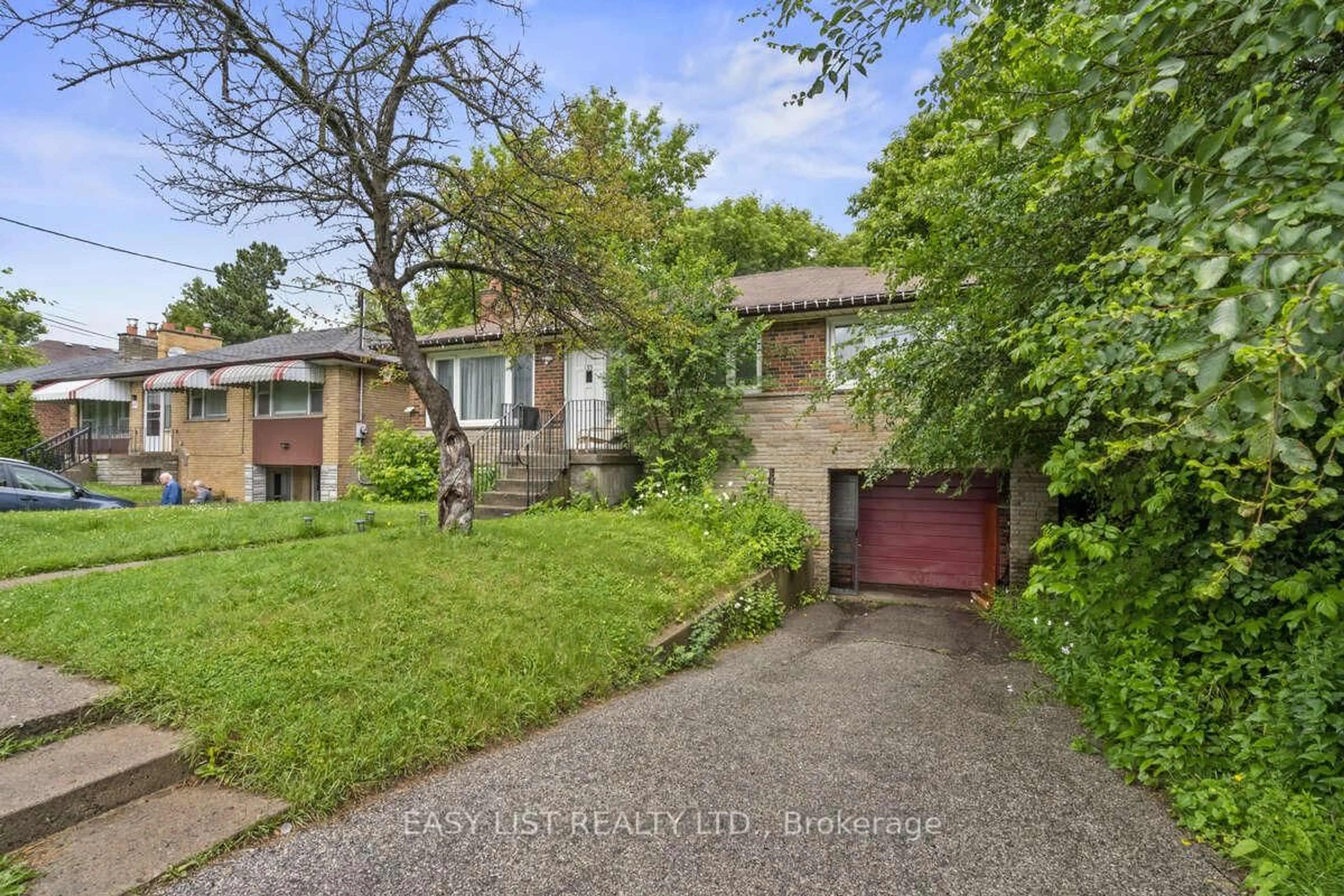 A pic from outside/outdoor area/front of a property/back of a property/a pic from drone, street for 195 Senlac Rd, Toronto Ontario M2R 1P3