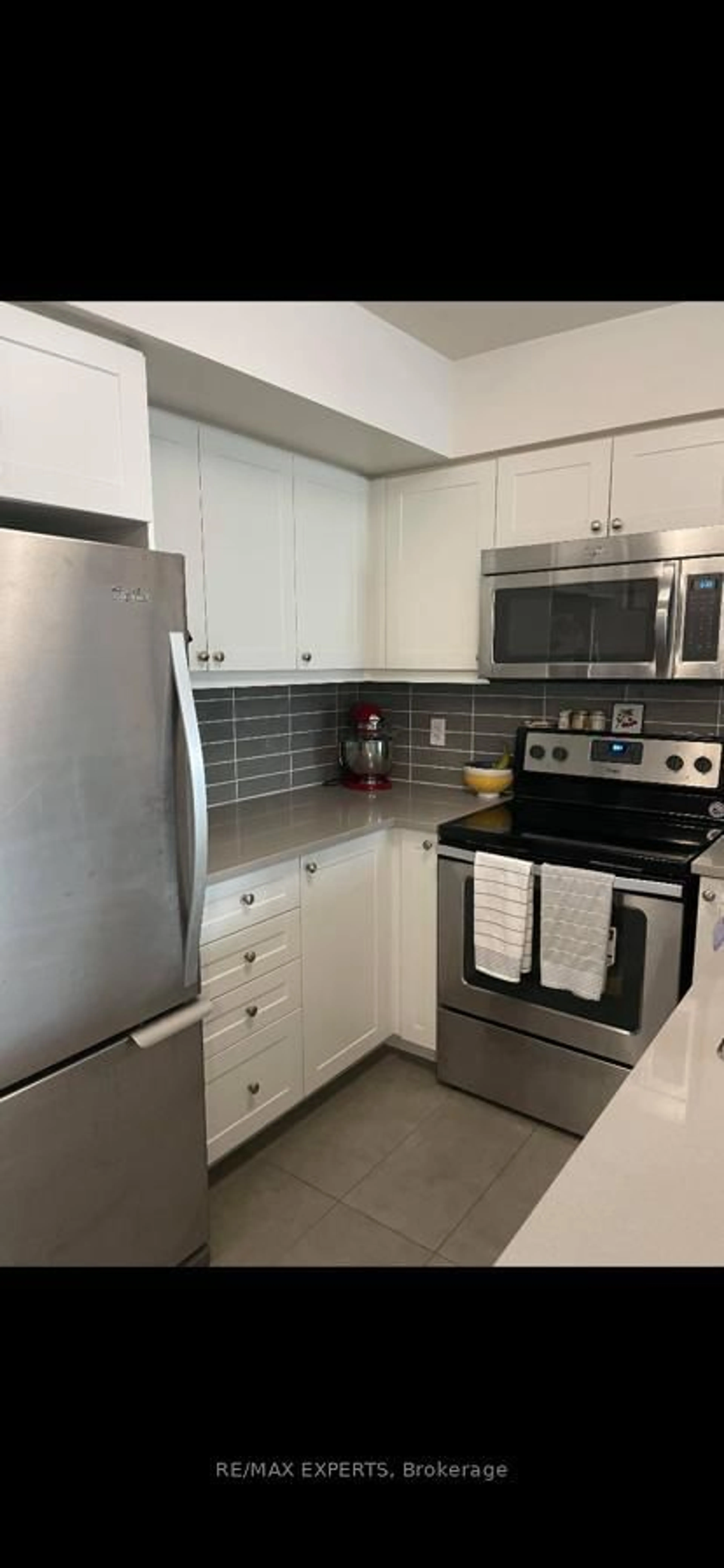 Standard kitchen, ceramic/tile floor for 25 Lower Simcoe St #728, Toronto Ontario M5J 3A1