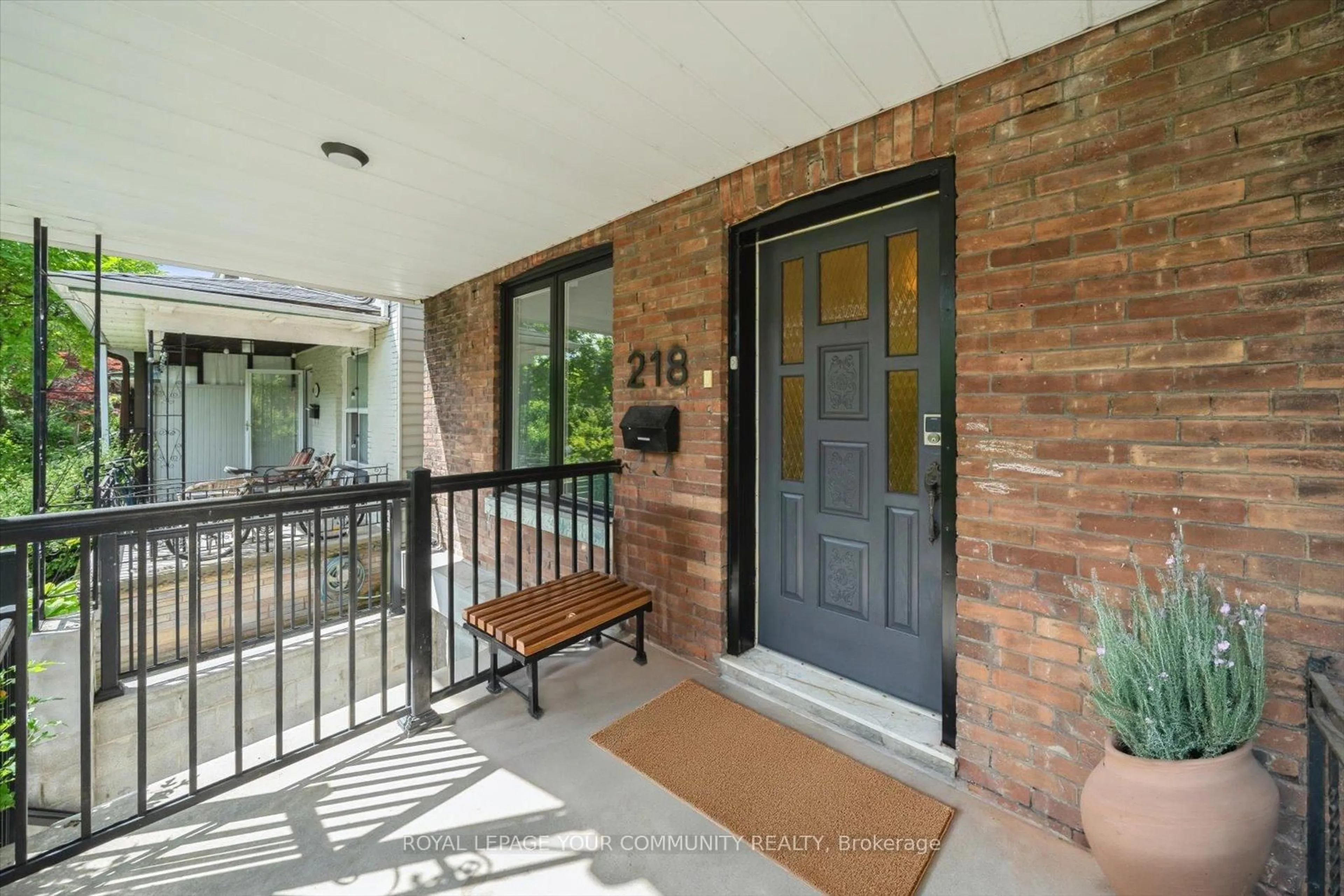 Indoor entryway for 218 Beatrice St, Toronto Ontario M6G 3G1