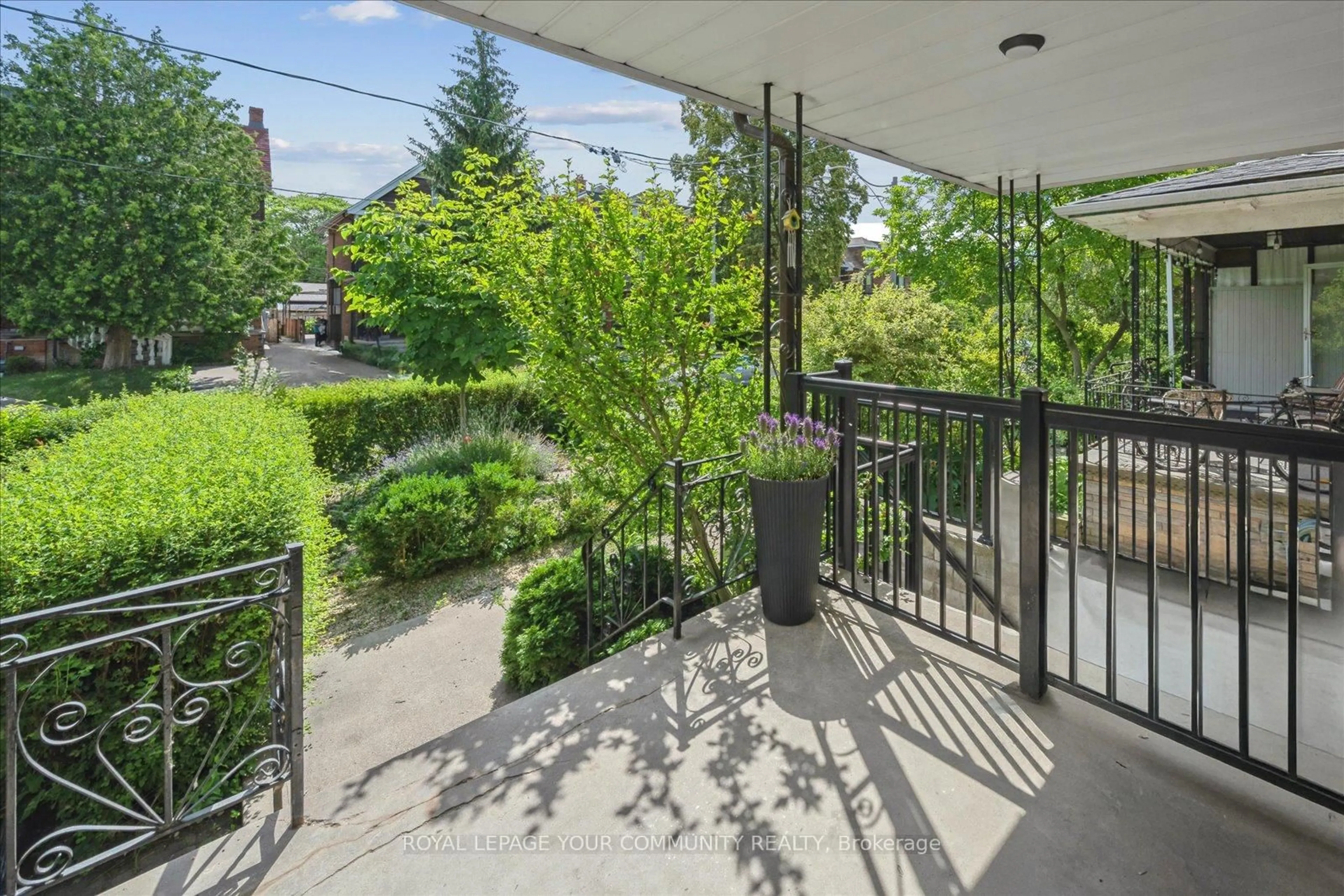 Patio, street for 218 Beatrice St, Toronto Ontario M6G 3G1