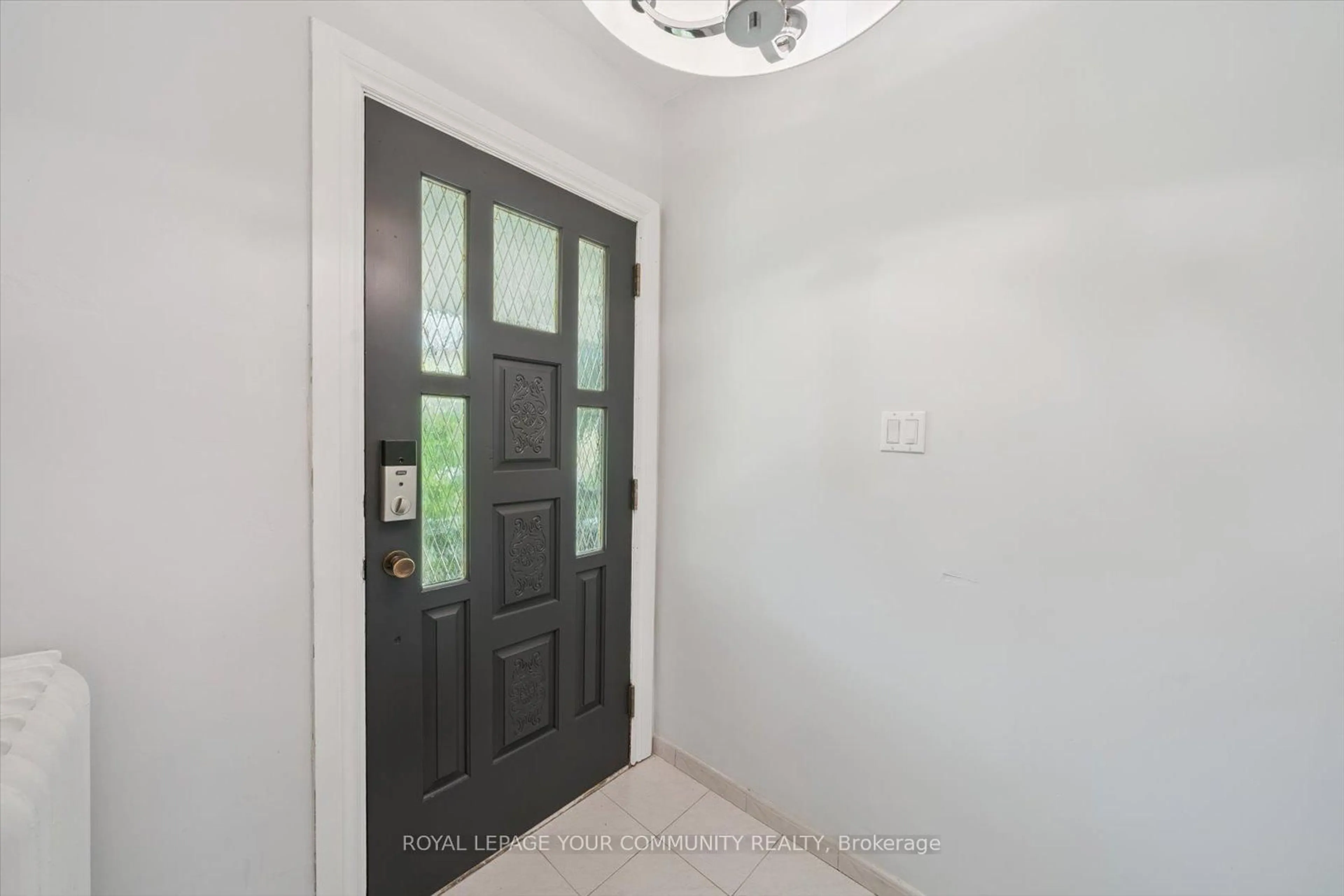 Indoor entryway for 218 Beatrice St, Toronto Ontario M6G 3G1