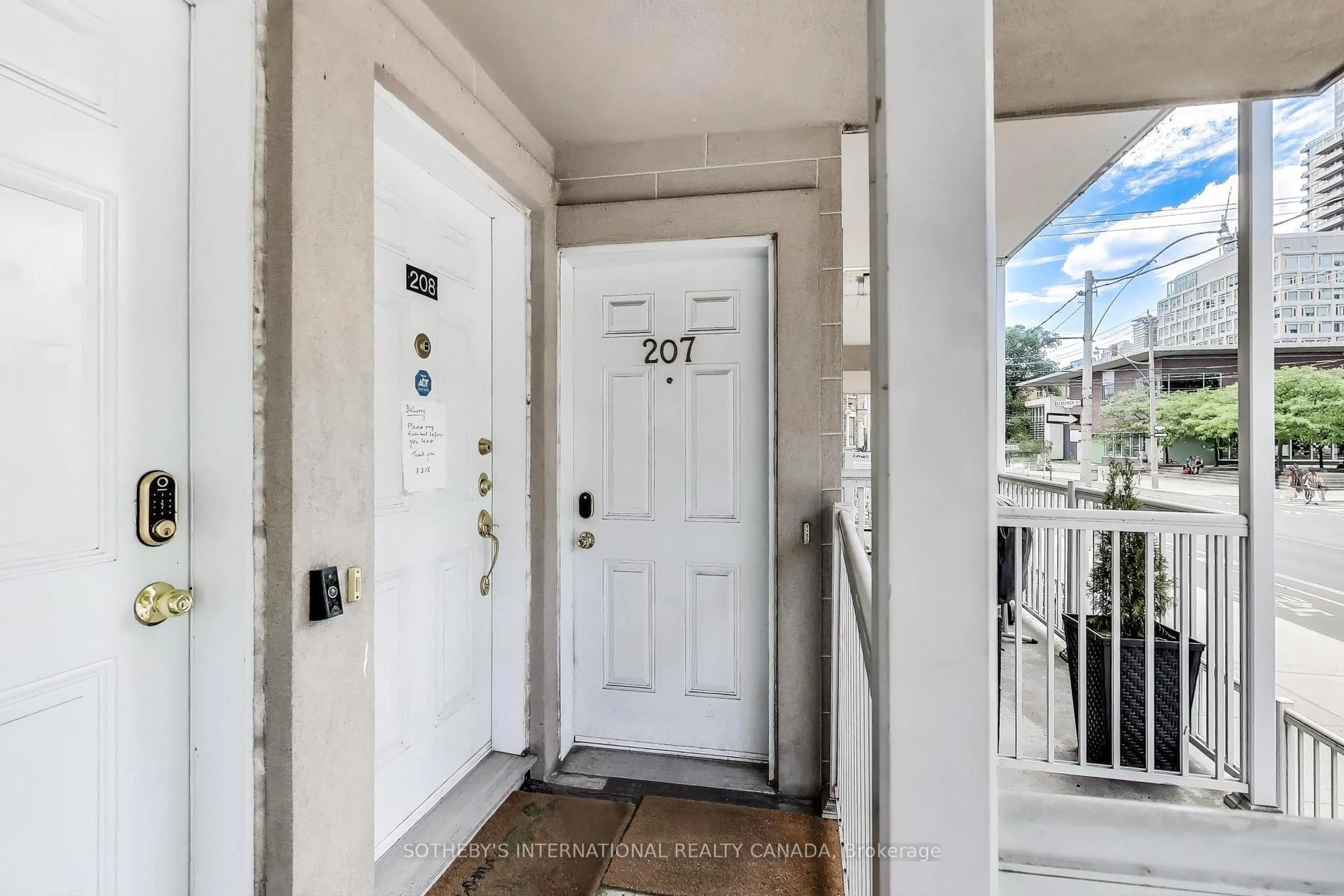 Indoor entryway for 207 Wellesley St #207, Toronto Ontario M4X 1G1