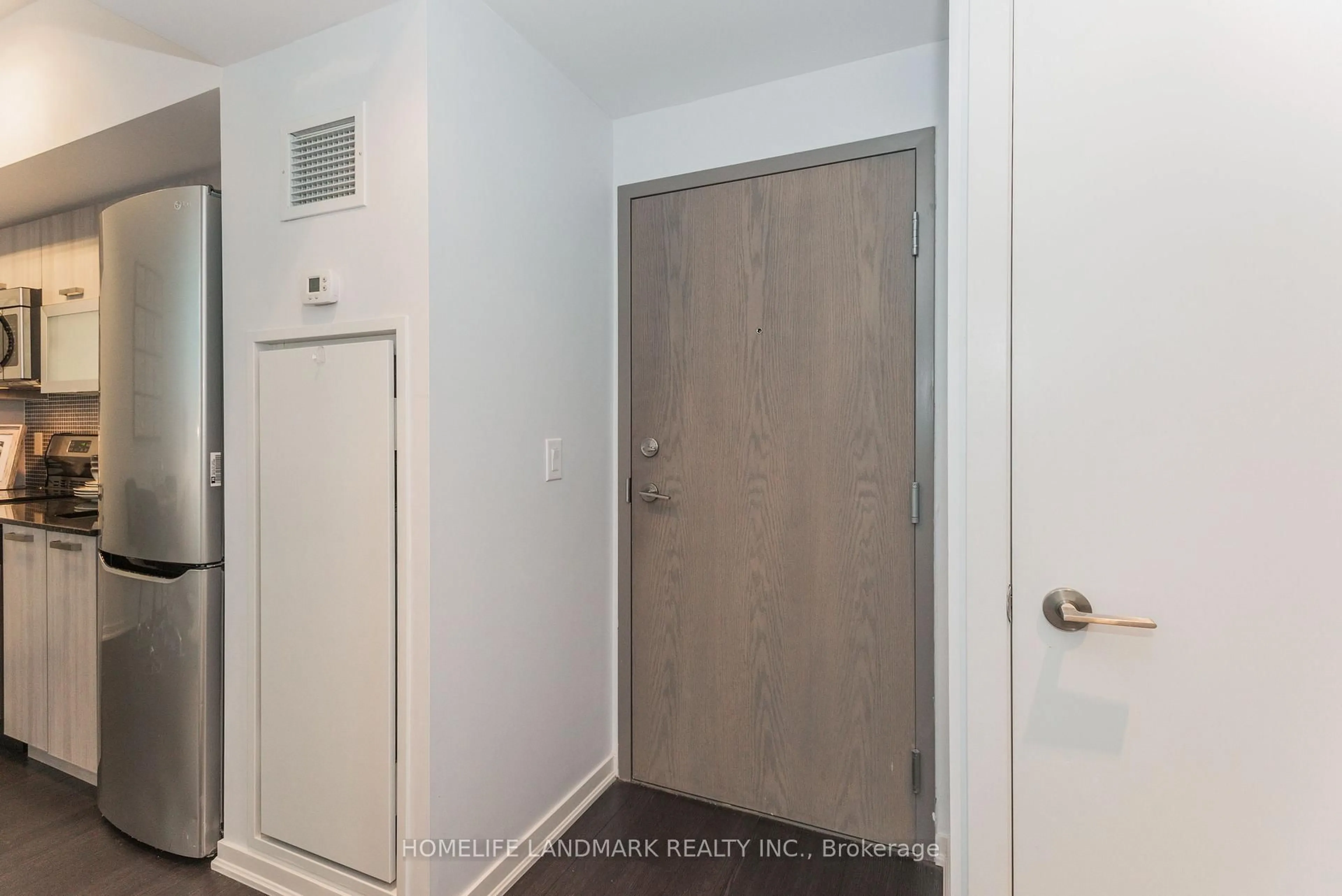 Indoor entryway for 36 Lisgar St #812W, Toronto Ontario M6J 0C7