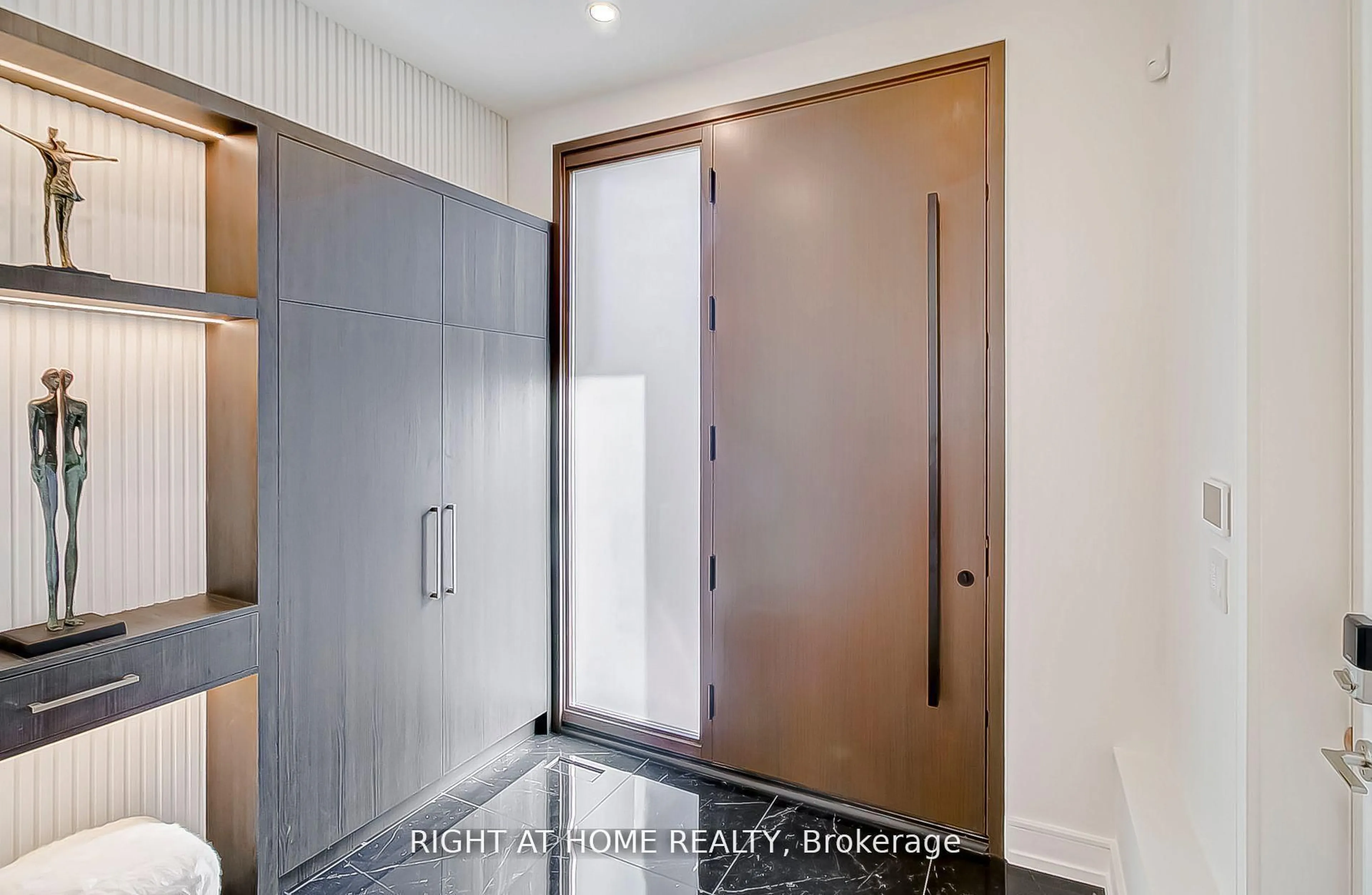Indoor entryway for 100 Glenvale Blvd, Toronto Ontario M4G 2V9