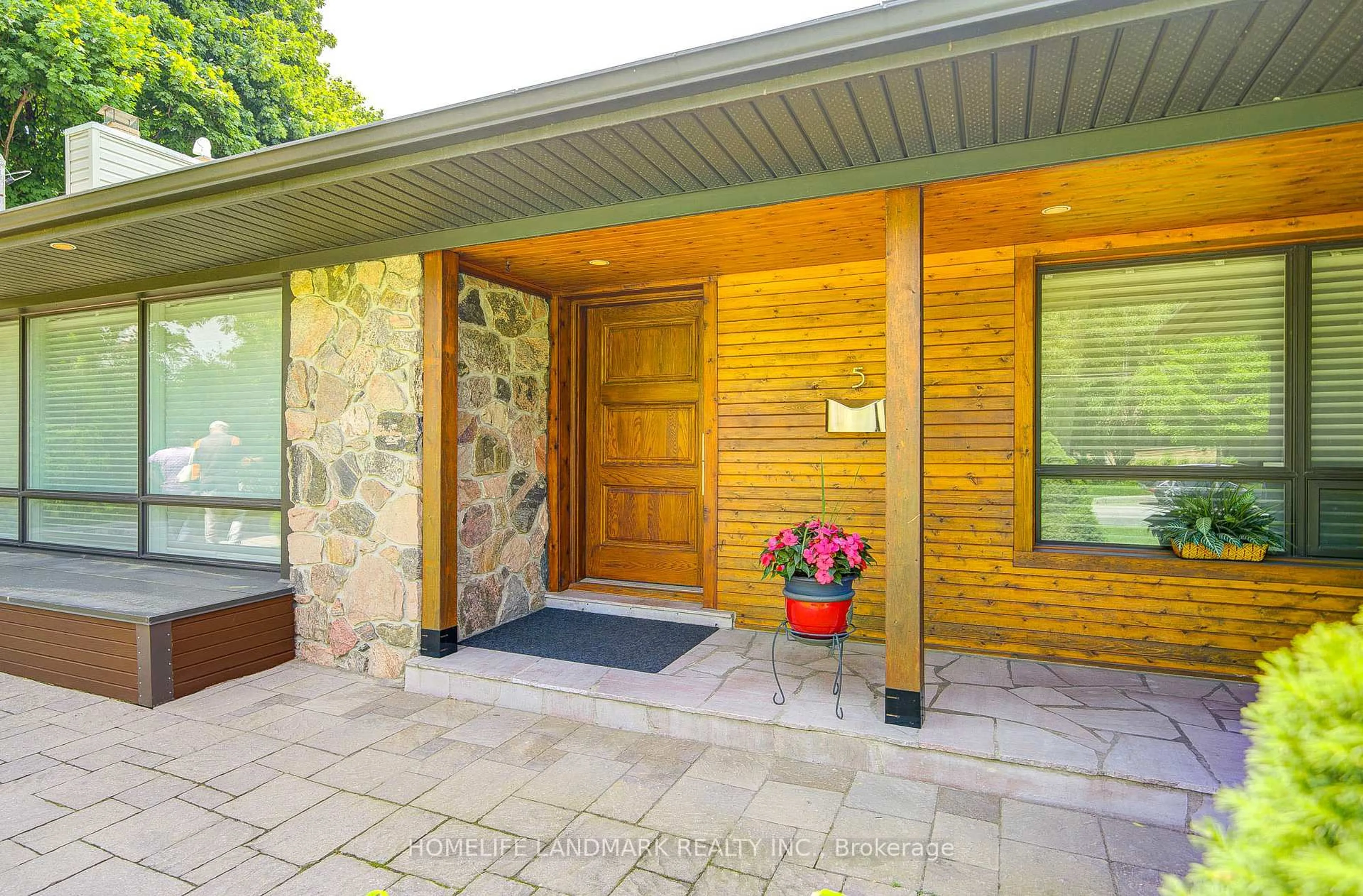 Indoor entryway for 5 Sulgrave Cres, Toronto Ontario M2L 1W5