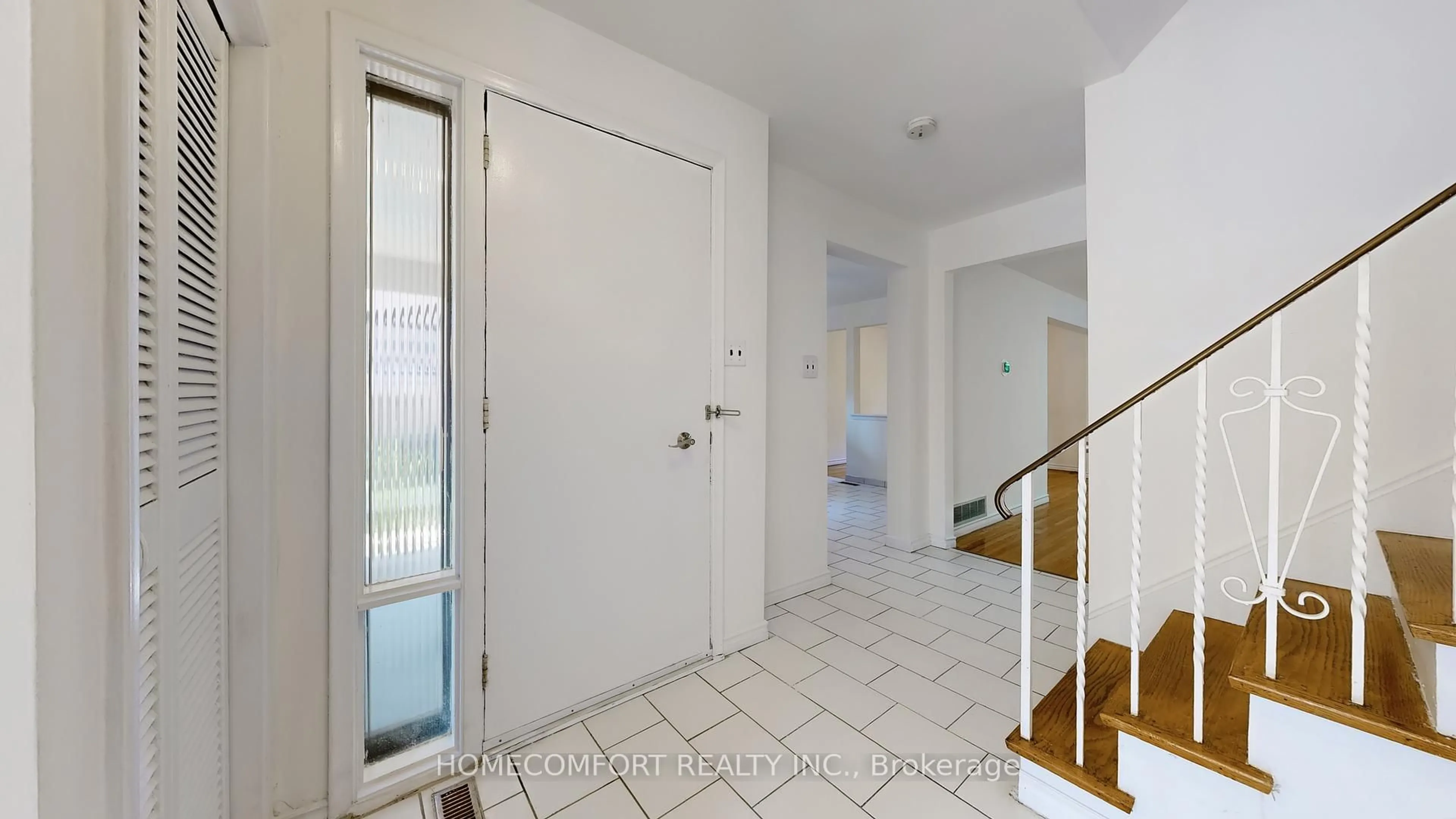Indoor entryway for 288 Woodsworth Rd, Toronto Ontario M2L 2T6