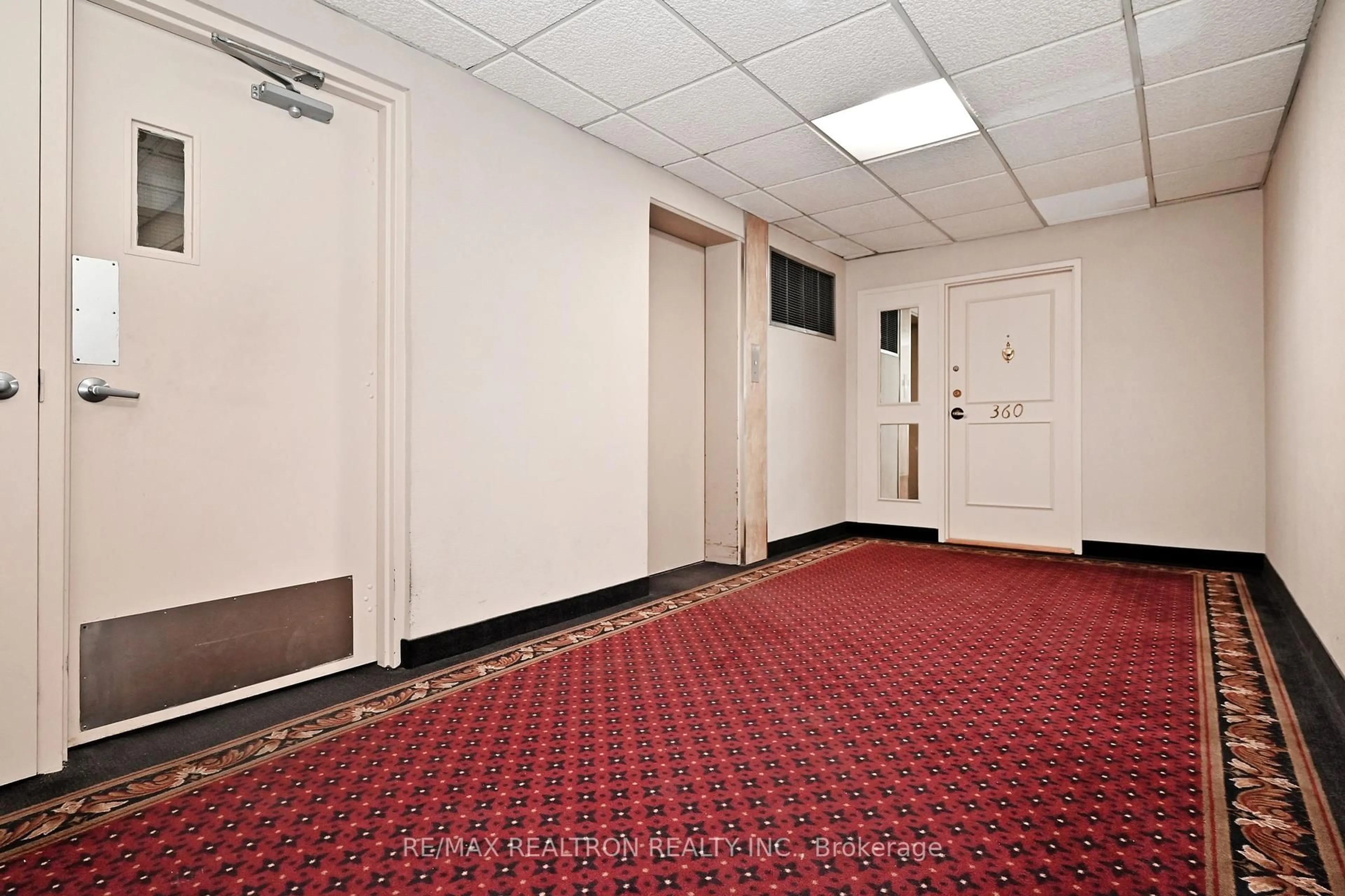 Indoor foyer for 4005 Don Mills Rd #322, Toronto Ontario M2H 3J9