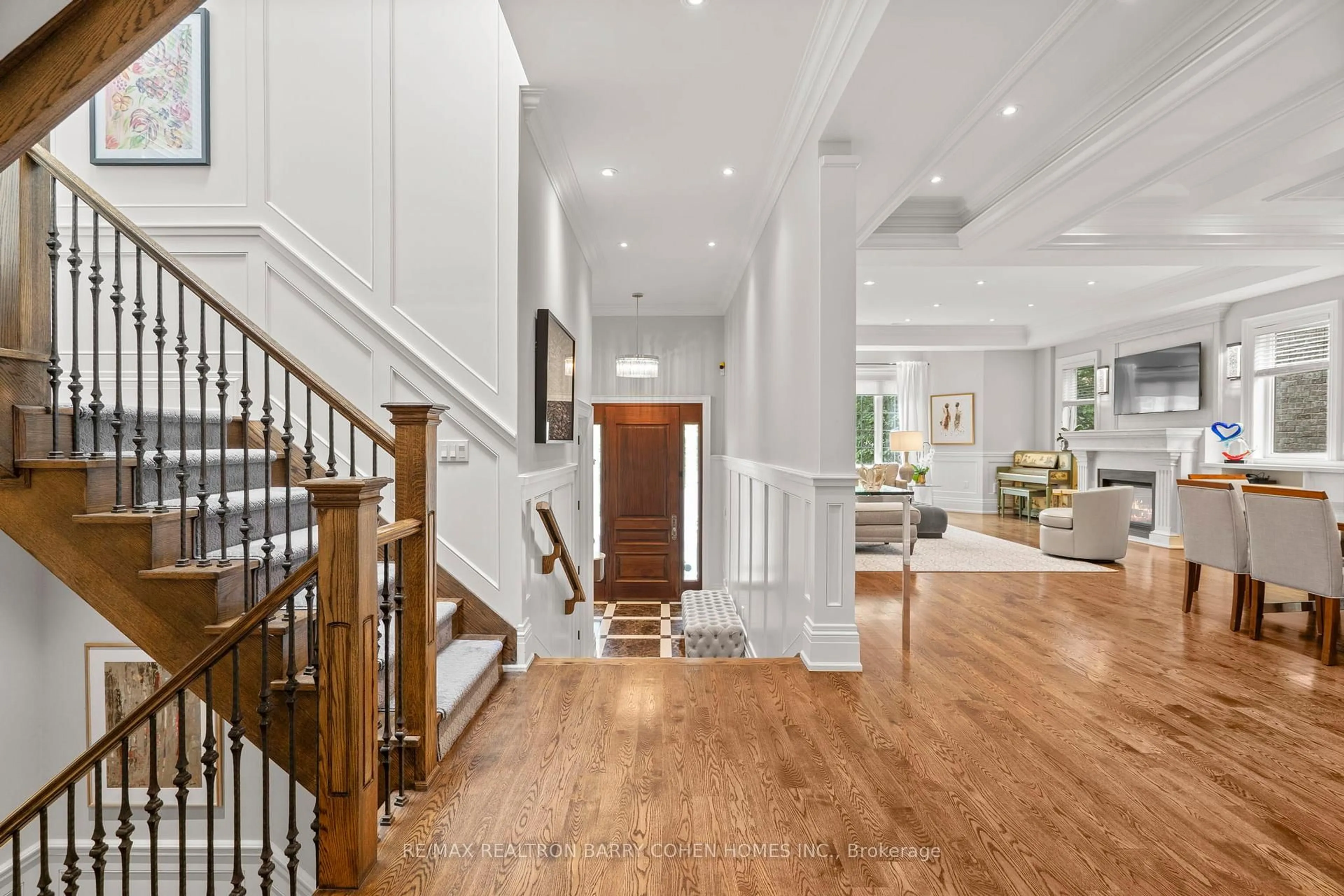 Indoor foyer for 254 Haddington Ave, Toronto Ontario M5M 2P9
