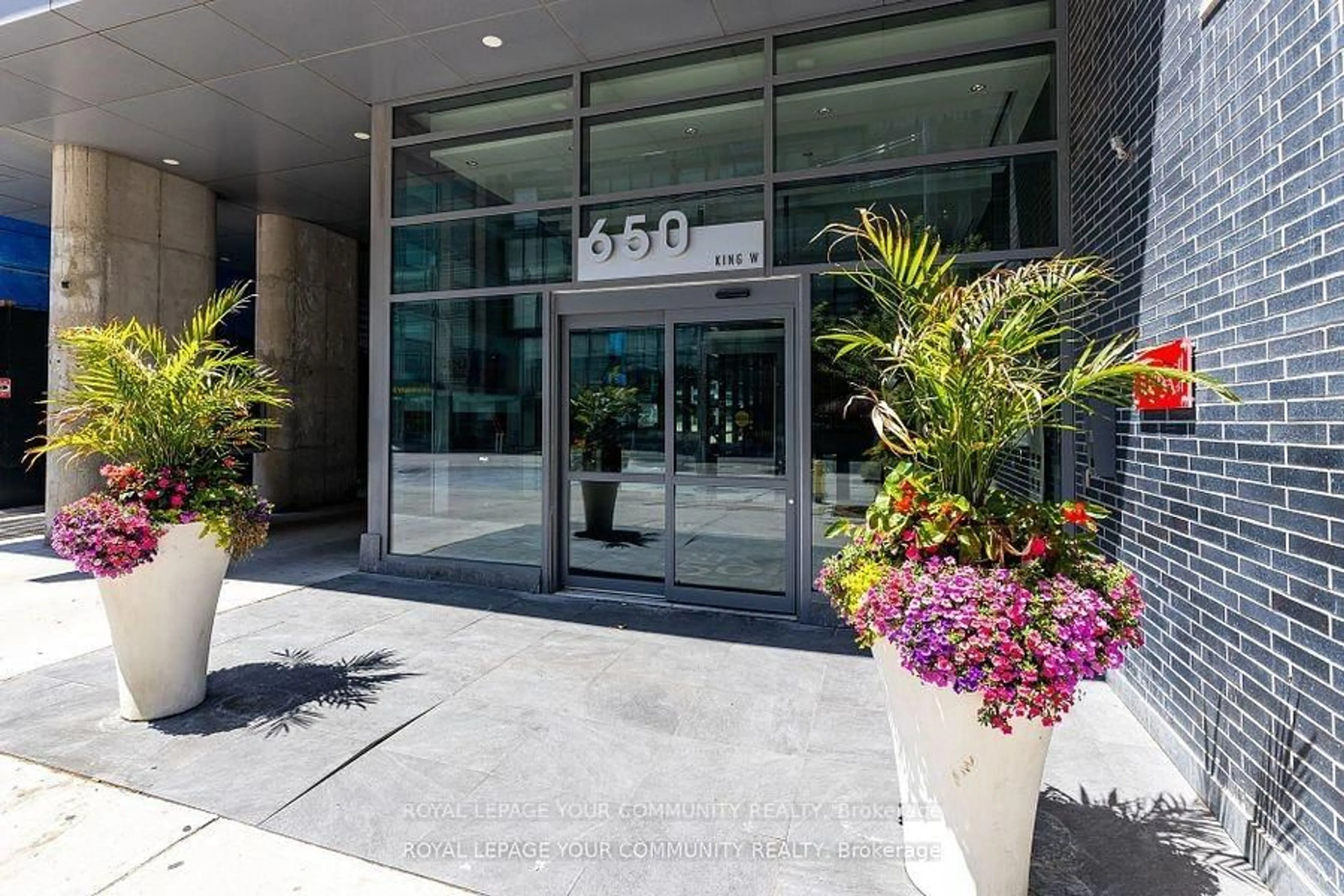Indoor foyer for 650 King St #211, Toronto Ontario M5V 1M7