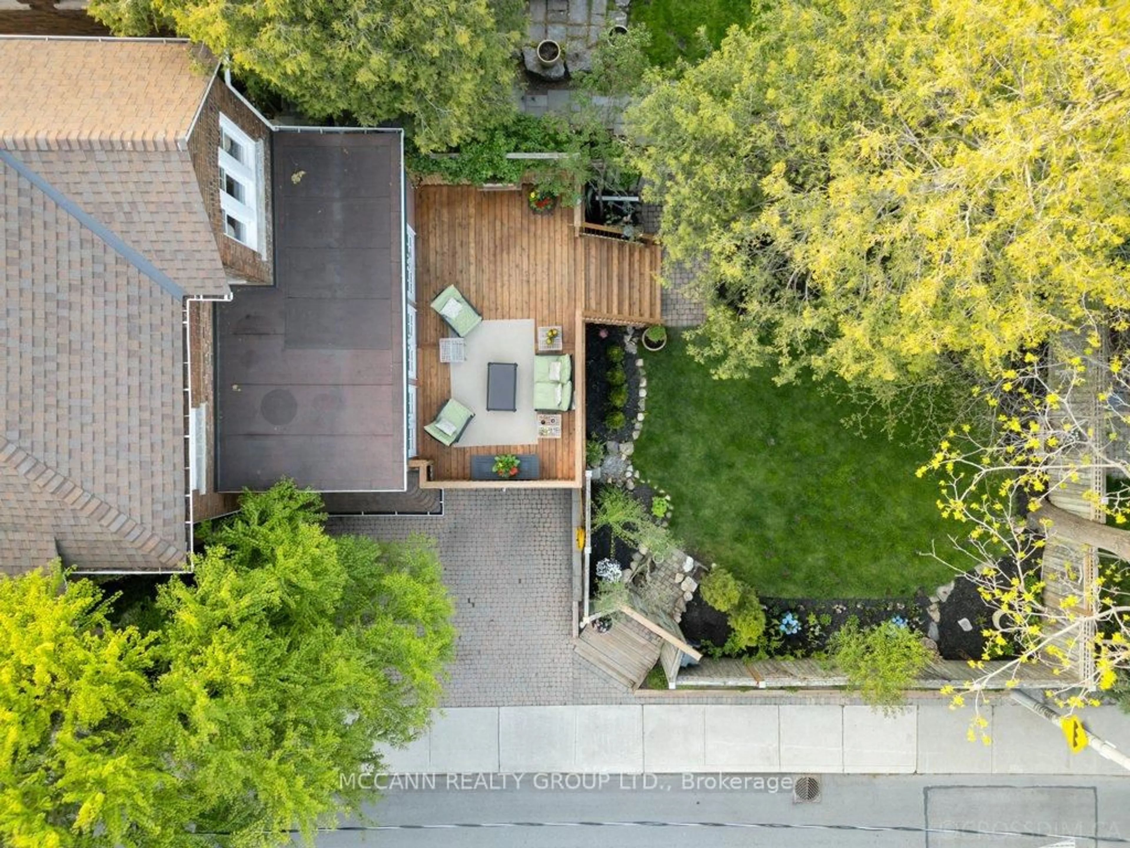 A pic from outside/outdoor area/front of a property/back of a property/a pic from drone, unknown for 39 Acacia Rd, Toronto Ontario M4S 2K6