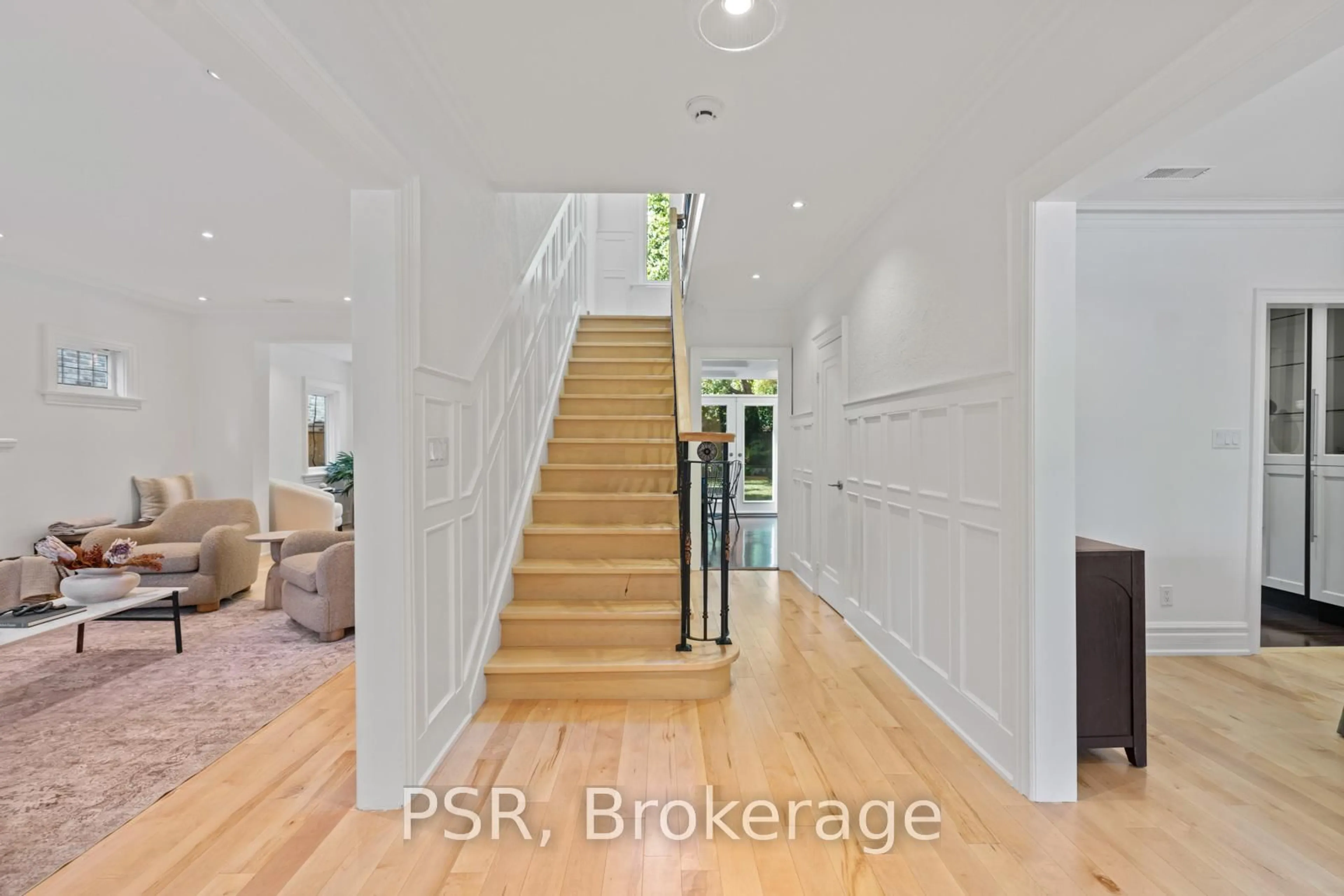 Indoor foyer for 40 Strathearn Rd, Toronto Ontario M6C 1R4