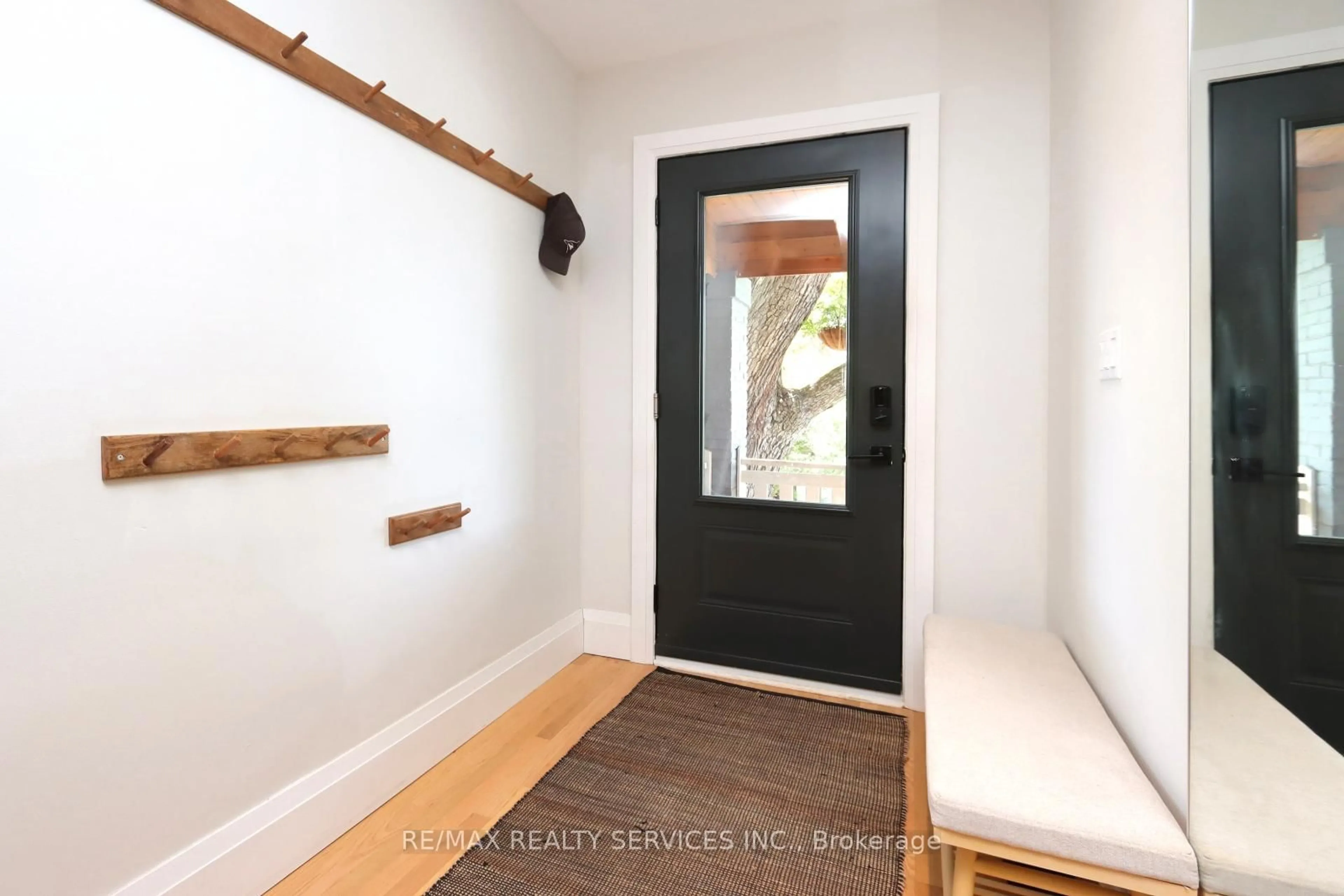 Indoor entryway for 888 Davenport Rd, Toronto Ontario M6G 2B6
