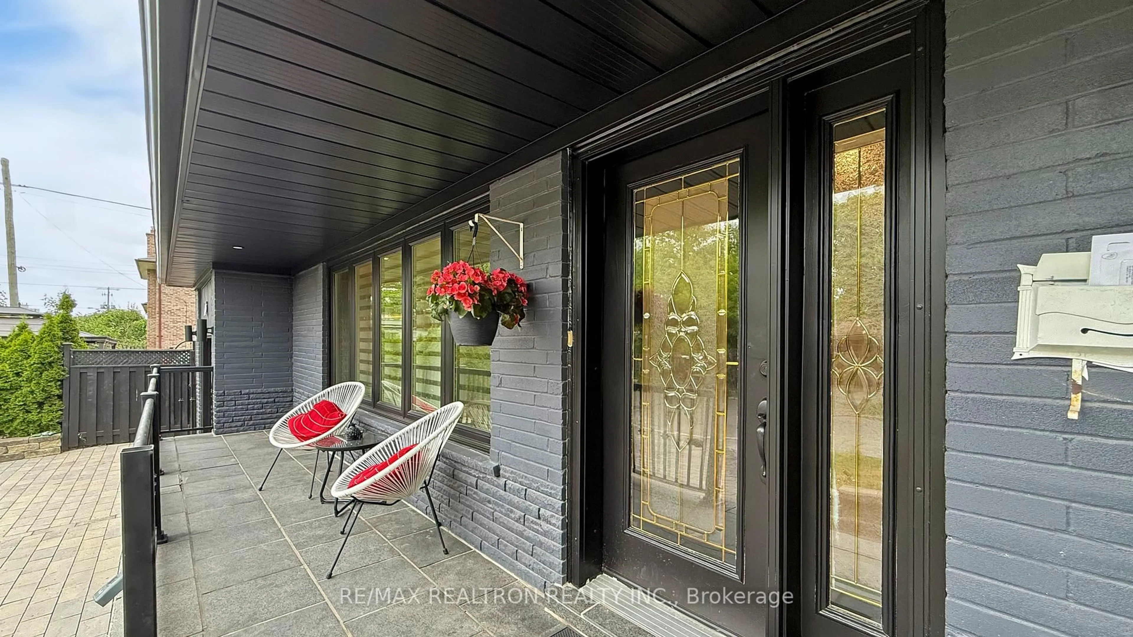 Indoor entryway for 253 Searle Ave, Toronto Ontario M3H 4C1