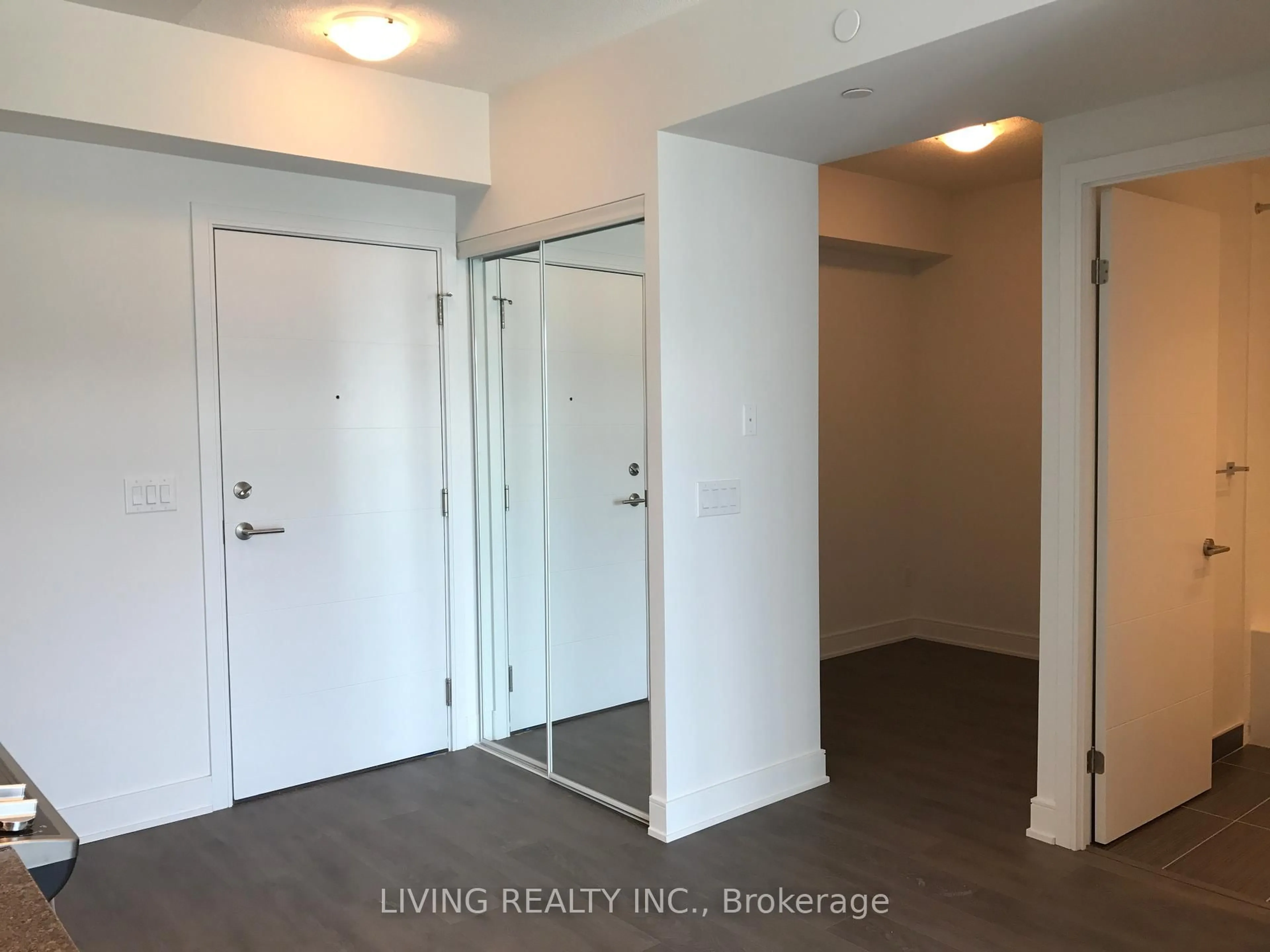 Indoor entryway for 525 Adelaide St #1826, Toronto Ontario M5V 0N7