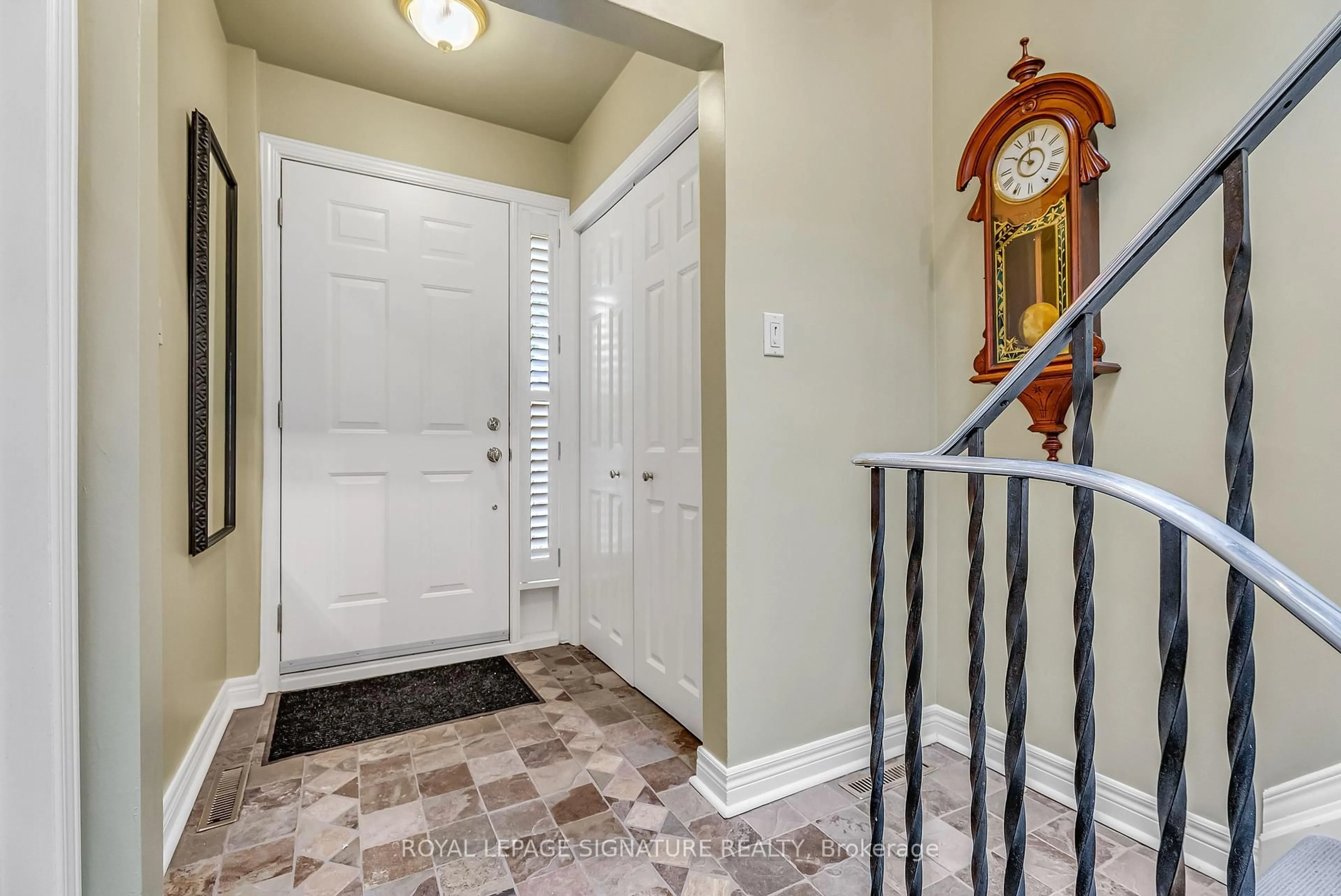 Indoor entryway for 141 Three Valleys Dr, Toronto Ontario M3A 3C1