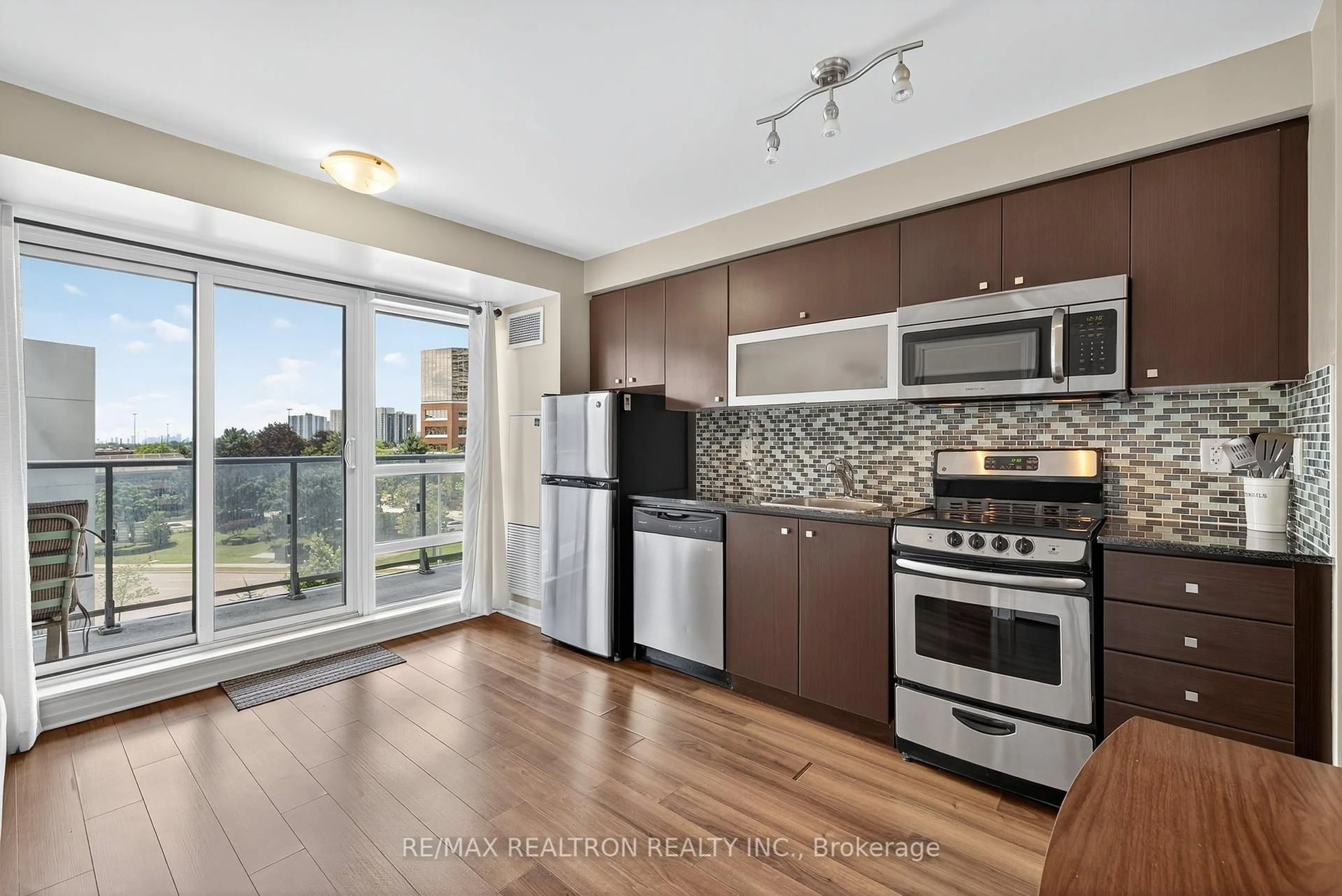 Standard kitchen, wood/laminate floor for 2015 Sheppard Ave #301, Toronto Ontario M2J 0B3