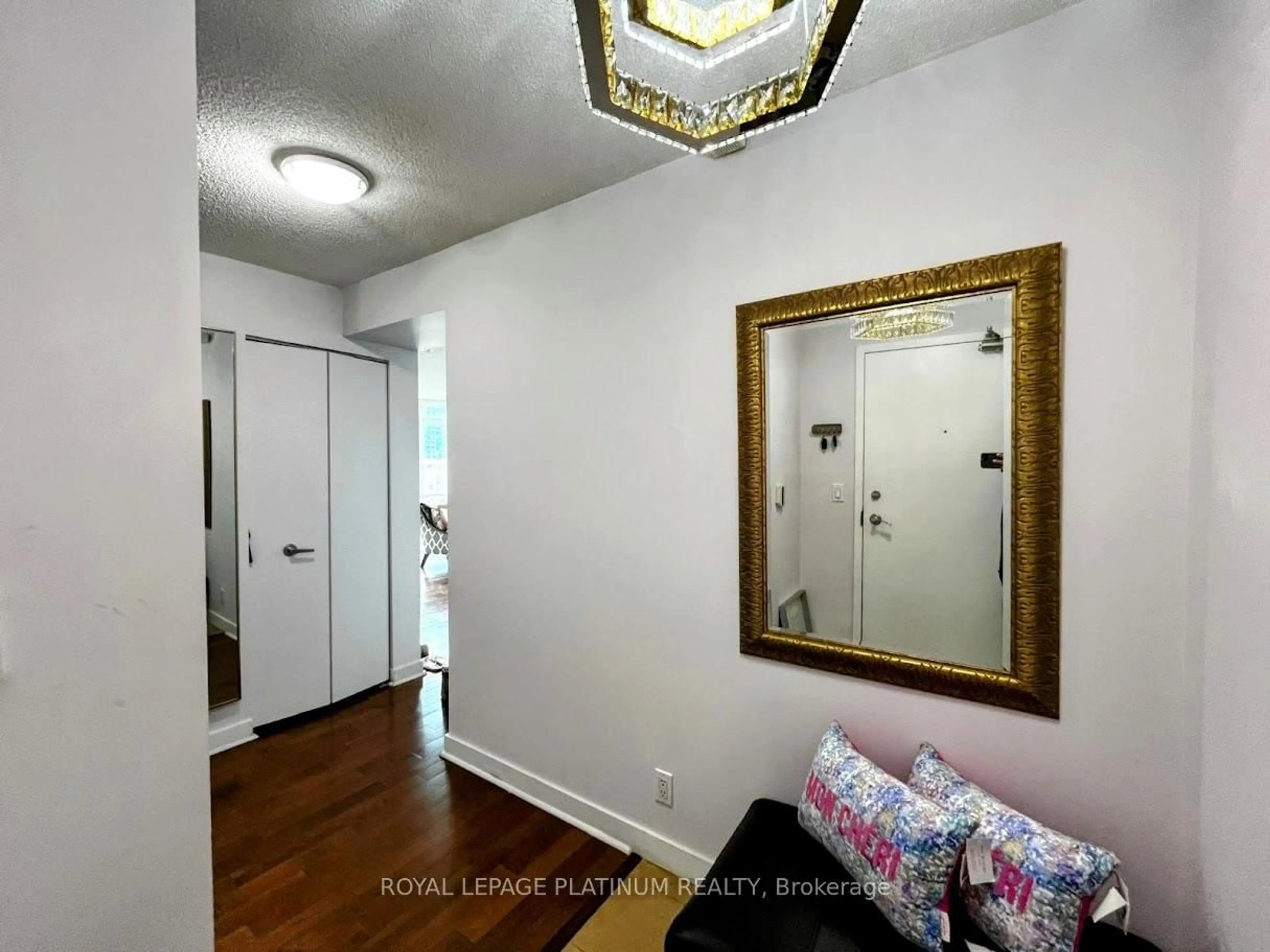 Indoor entryway for 397 Front St #2309, Toronto Ontario M5V 3S1