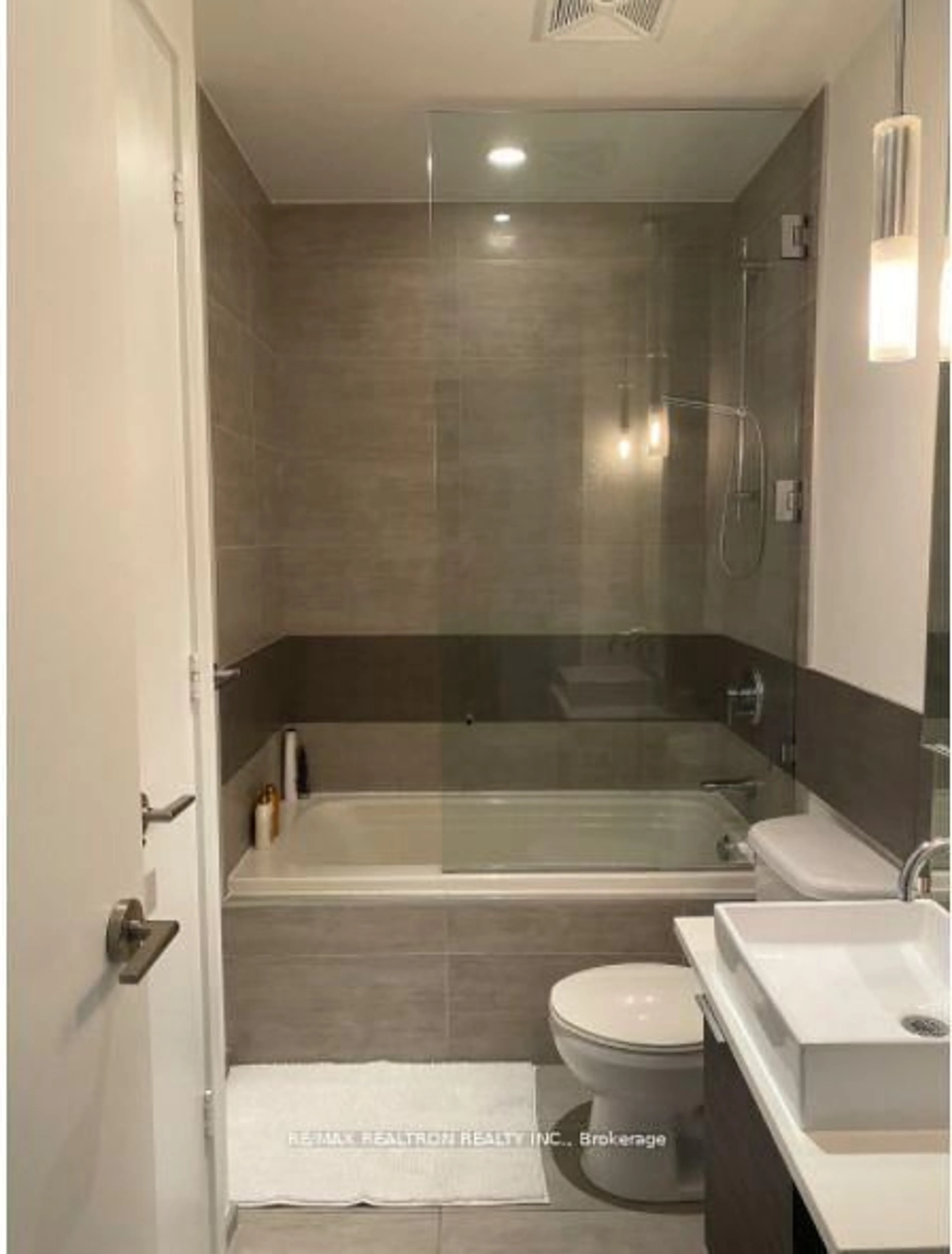 Standard bathroom, ceramic/tile floor for 8 Charlotte St #1008, Toronto Ontario M5V 0K4