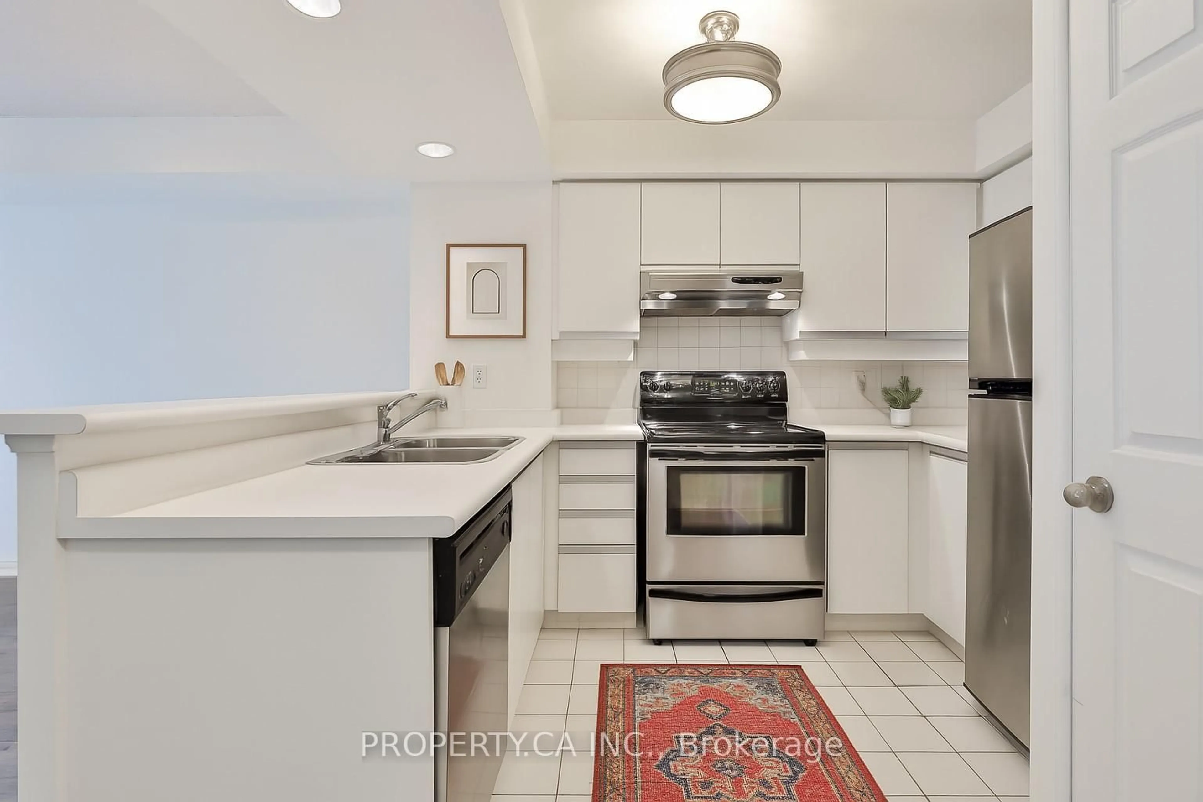 Standard kitchen, ceramic/tile floor for 801 King St #804, Toronto Ontario M5V 3C9
