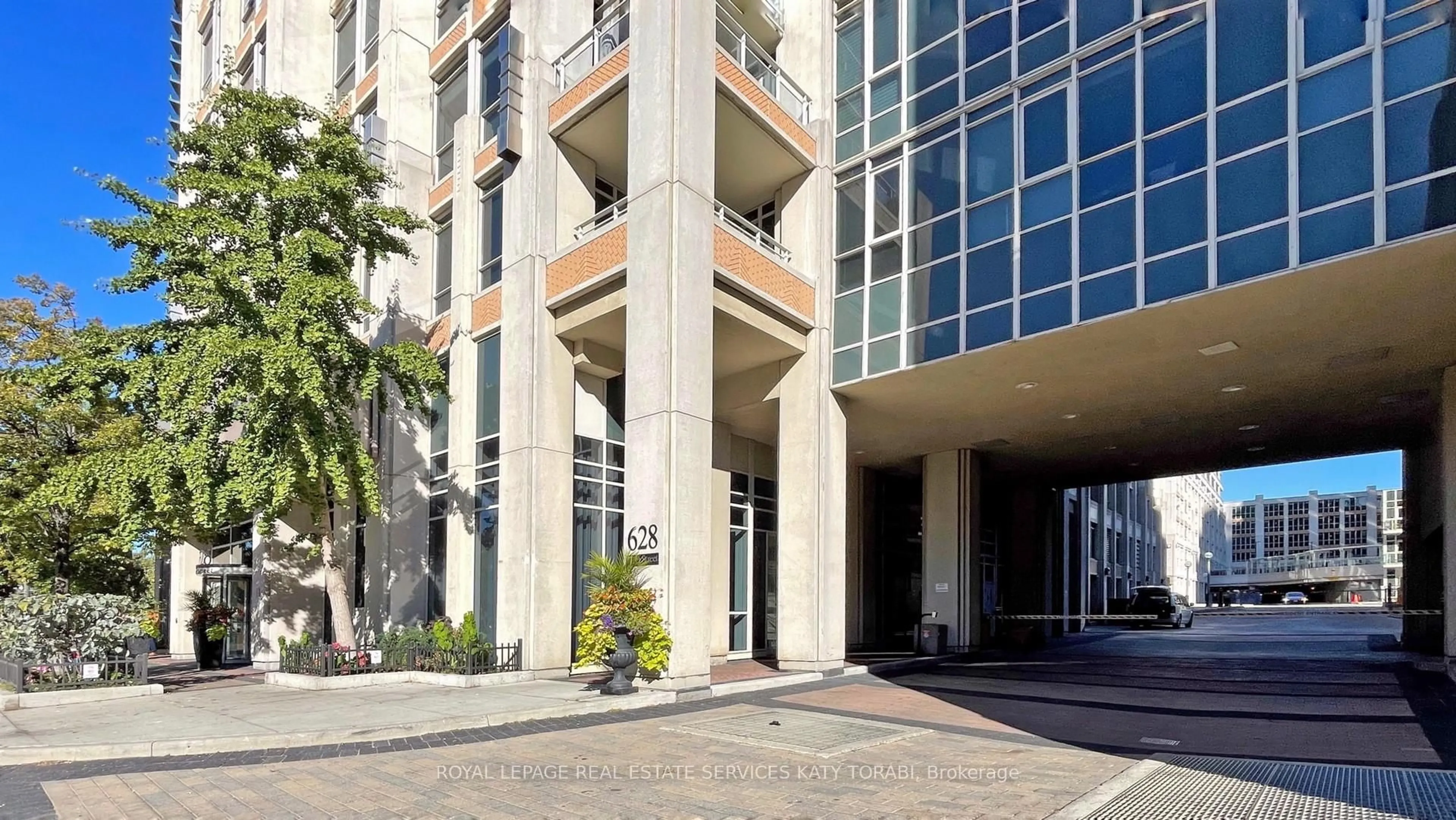 Indoor foyer for 628 Fleet St #PH01, Toronto Ontario M5V 1A8