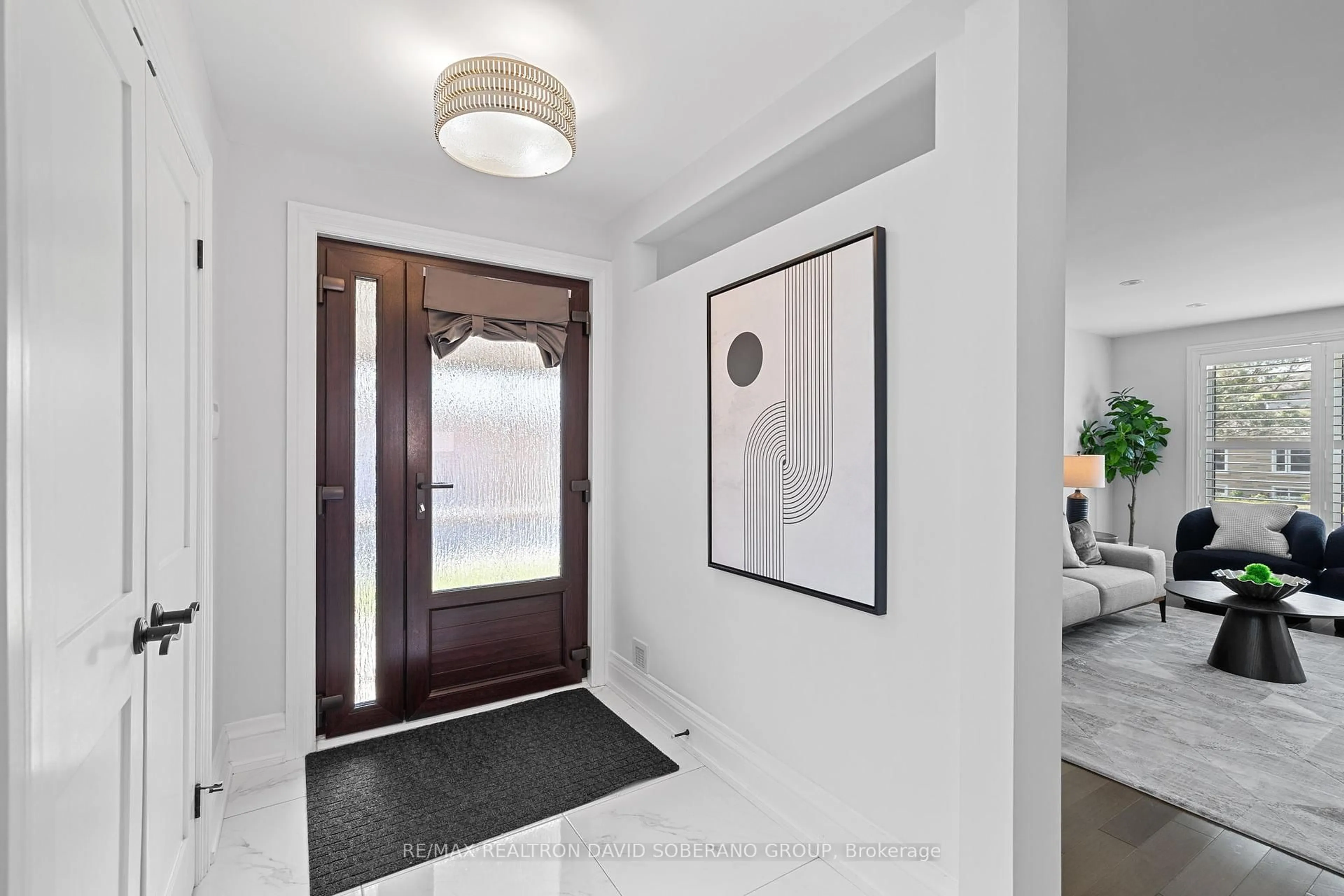 Indoor entryway for 207 Searle Ave, Toronto Ontario M3H 4B6