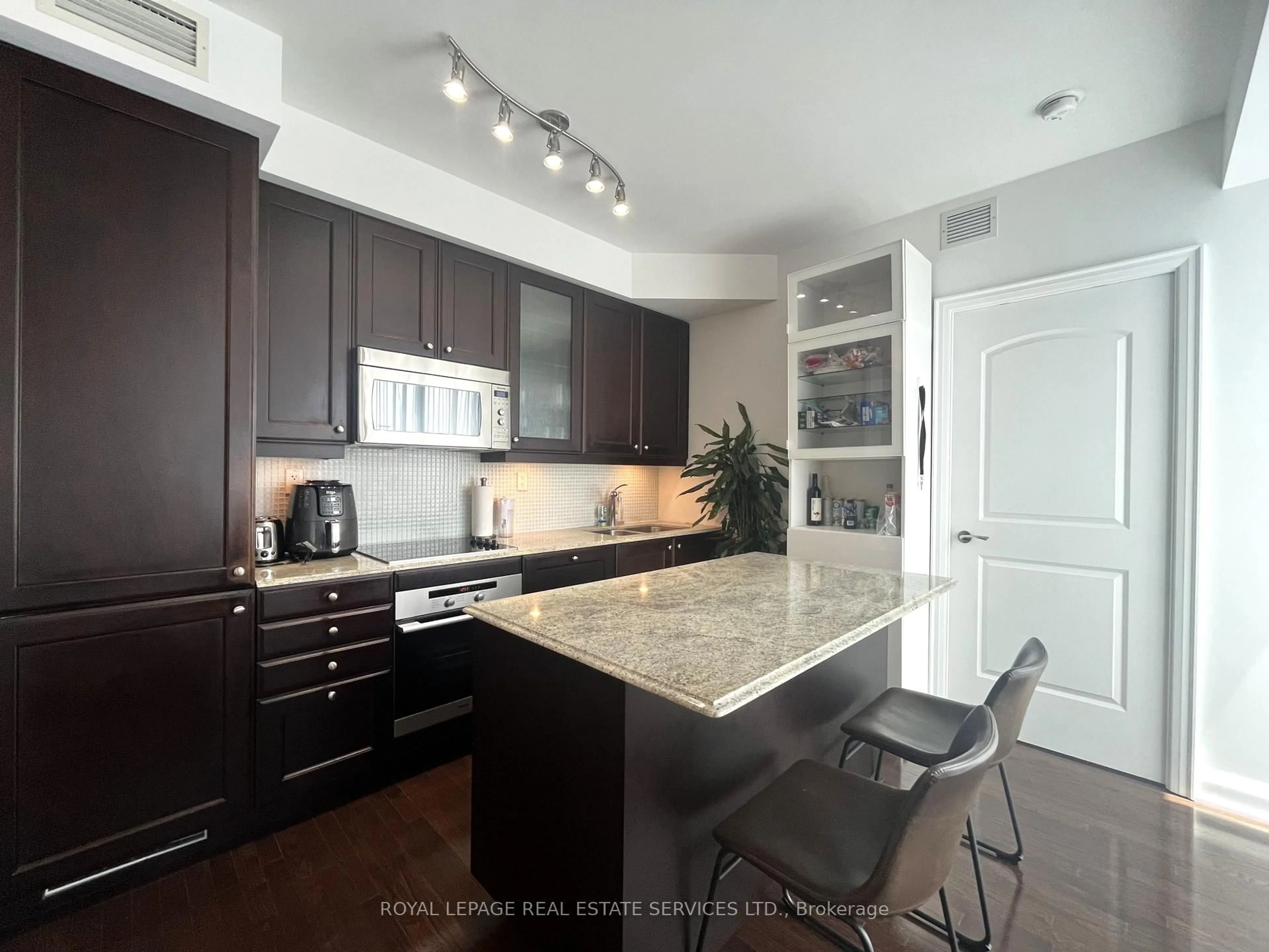 Open concept kitchen, unknown for 1 Bedford Rd #715, Toronto Ontario M5R 2B5