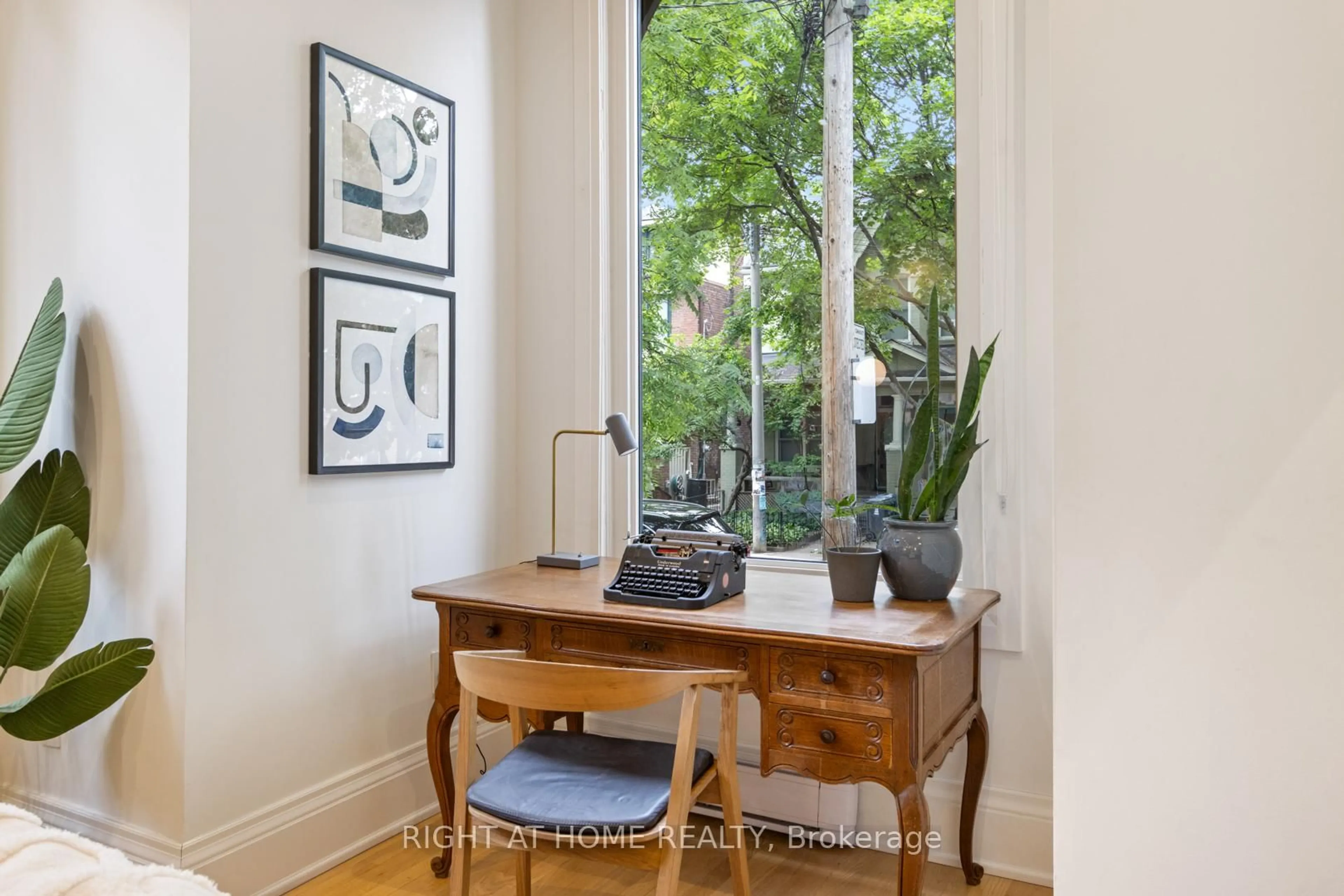 Indoor entryway for 3 Olive Ave, Toronto Ontario M6G 1T7