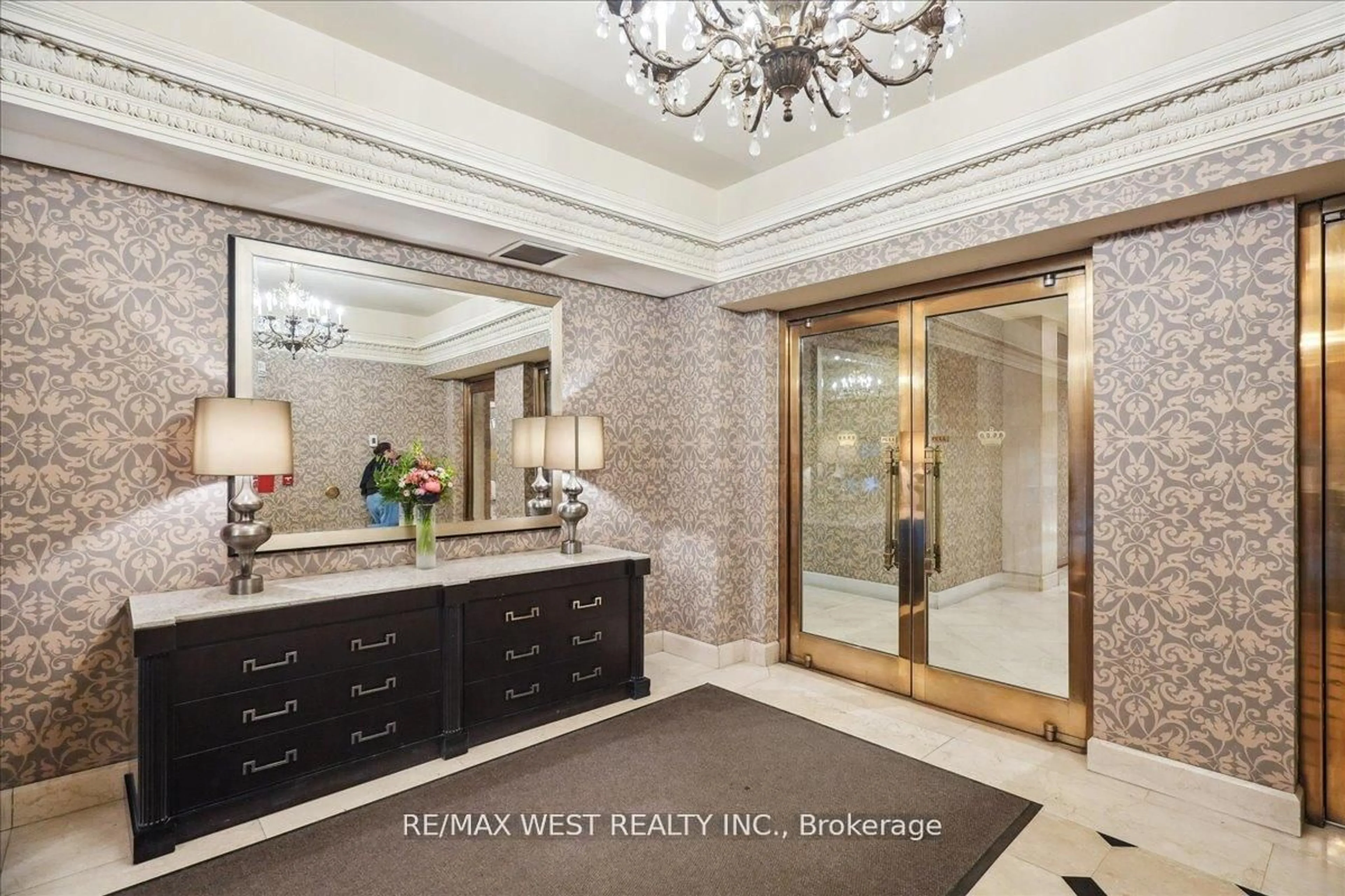 Indoor entryway for 22 Leader Lane #545, Toronto Ontario M5E 0B2