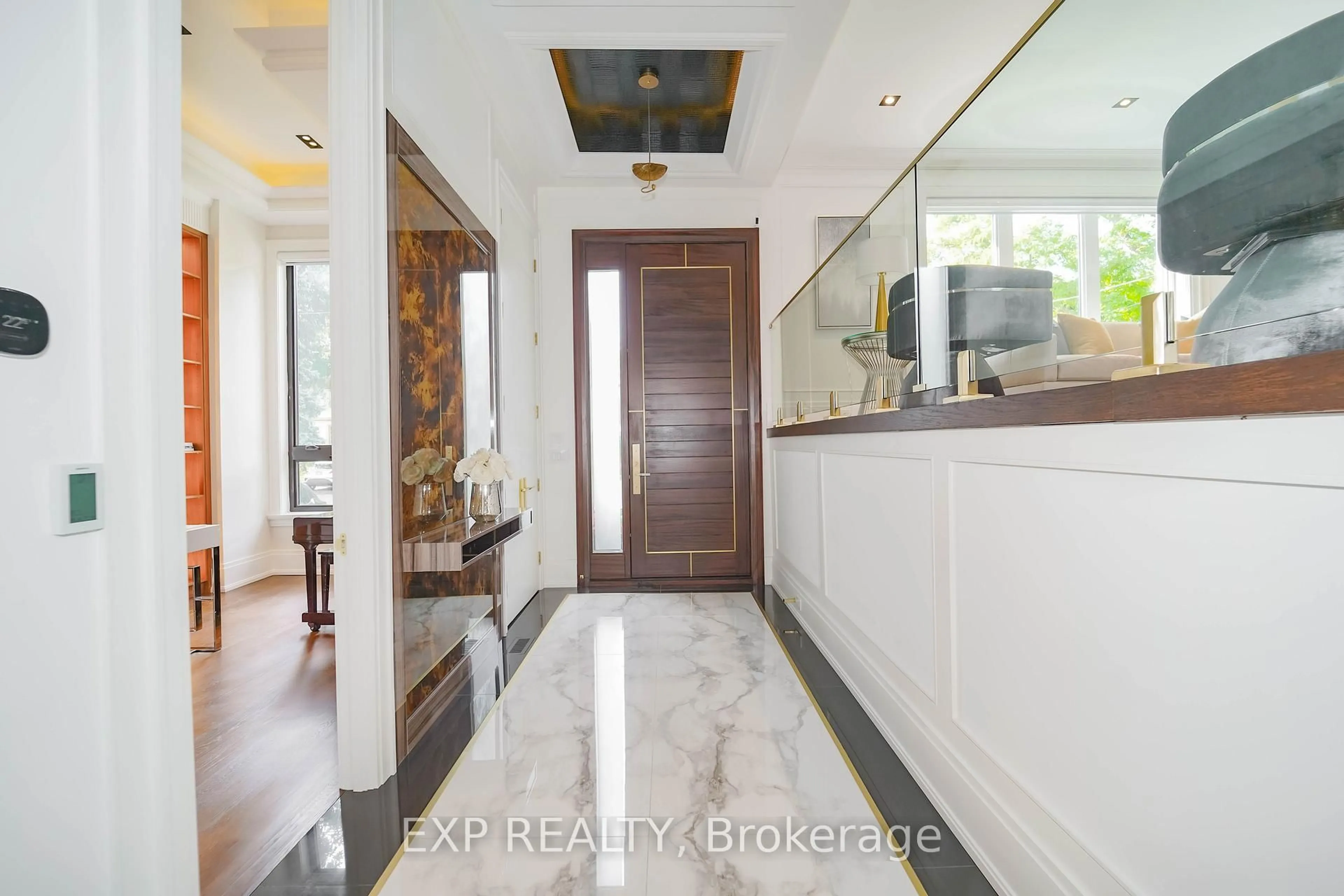 Indoor foyer for 32 Athabaska Ave, Toronto Ontario M2M 2T7