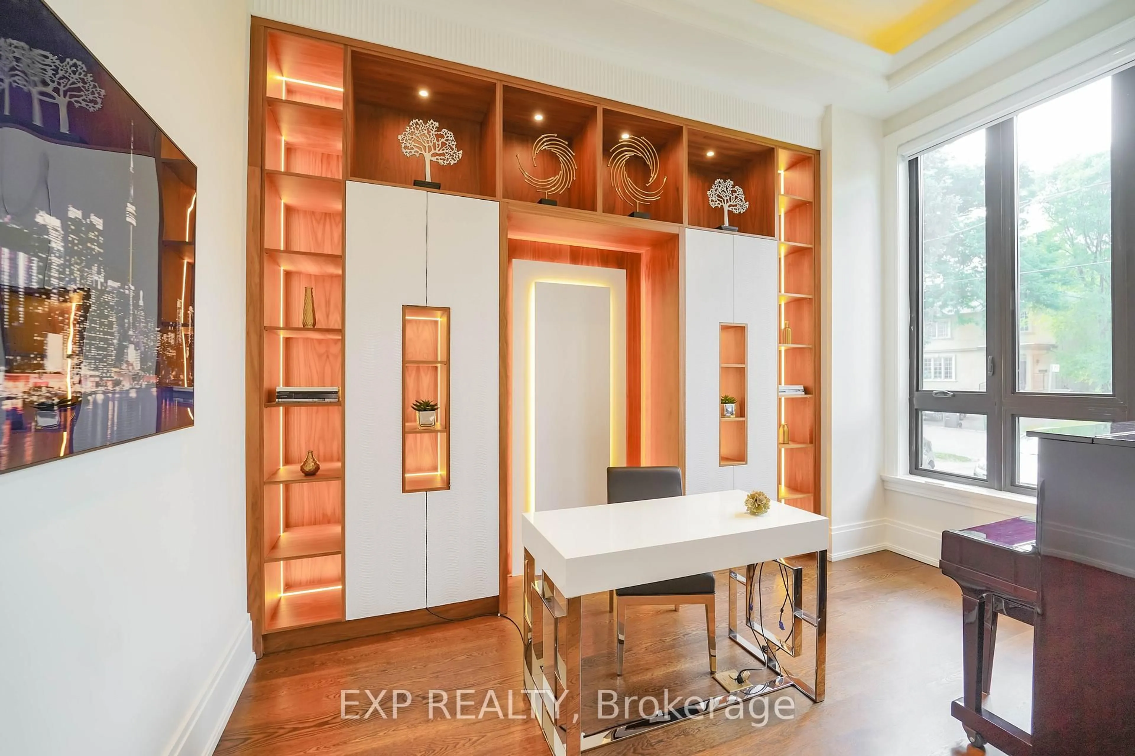 Indoor entryway for 32 Athabaska Ave, Toronto Ontario M2M 2T7