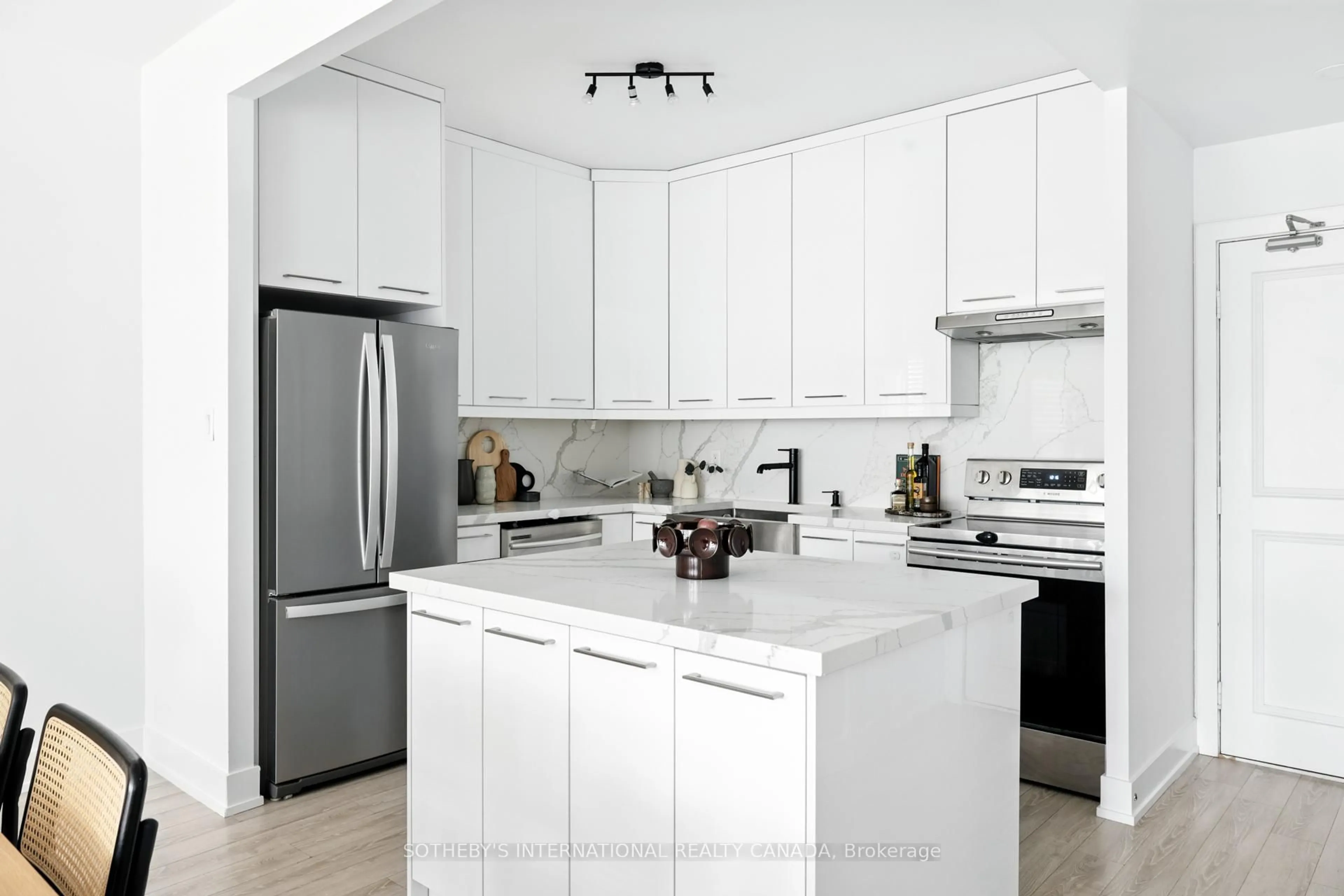 Contemporary kitchen, unknown for 20 Fashion Roseway Way #107, Toronto Ontario M2N 6B5