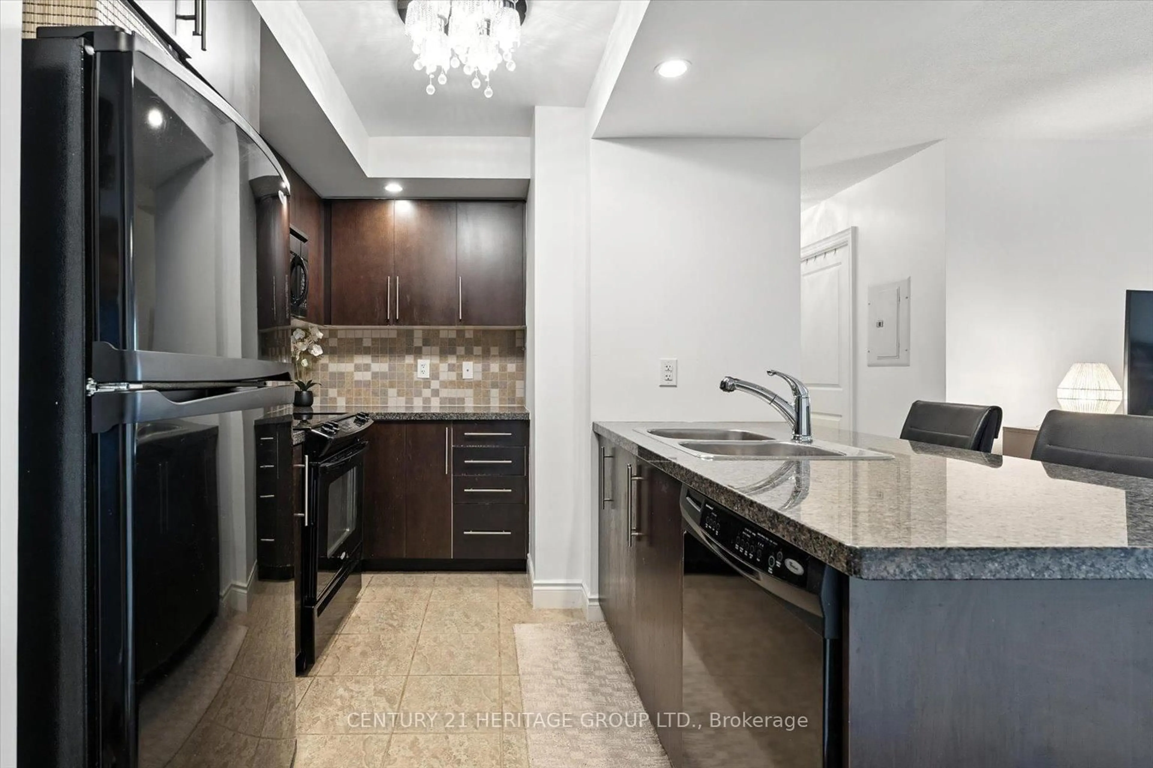 Standard kitchen, ceramic/tile floor for 500 Doris Ave #1325, Toronto Ontario M2N 0C1