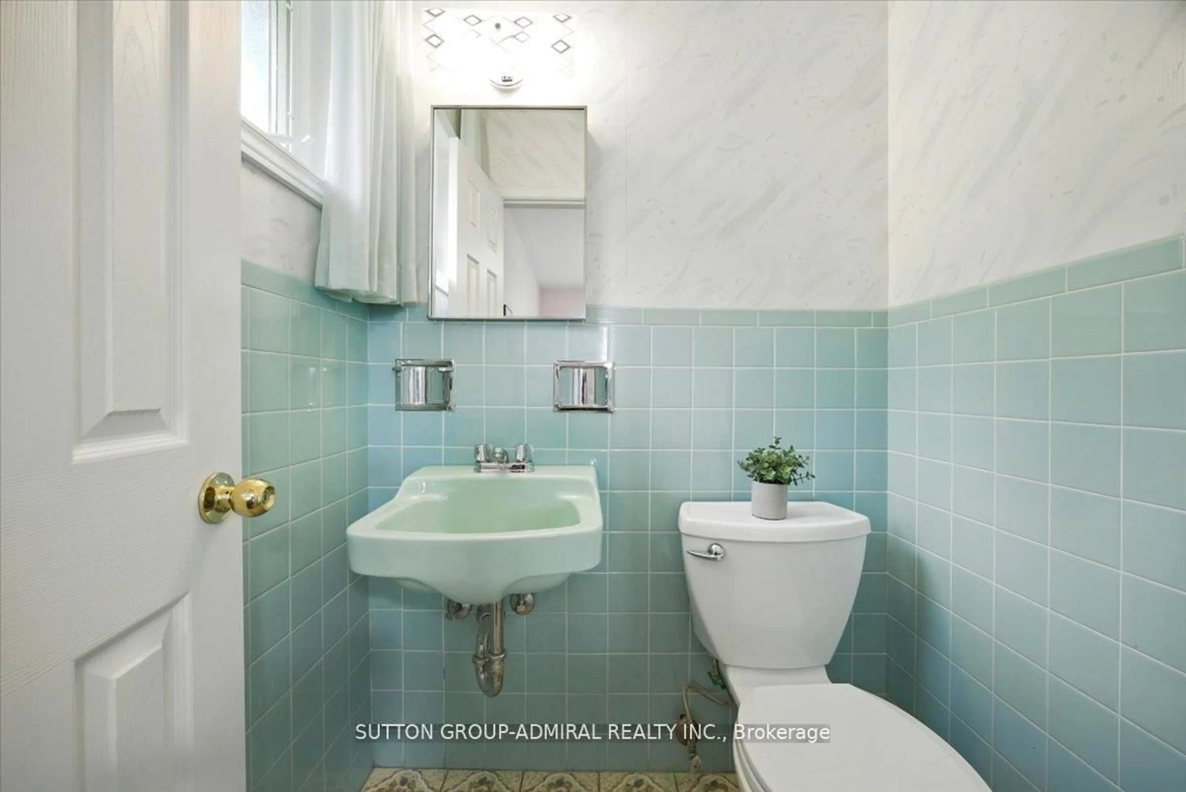 Standard bathroom, ceramic/tile floor for 40 Marathon Cres, Toronto Ontario M2R 2L7