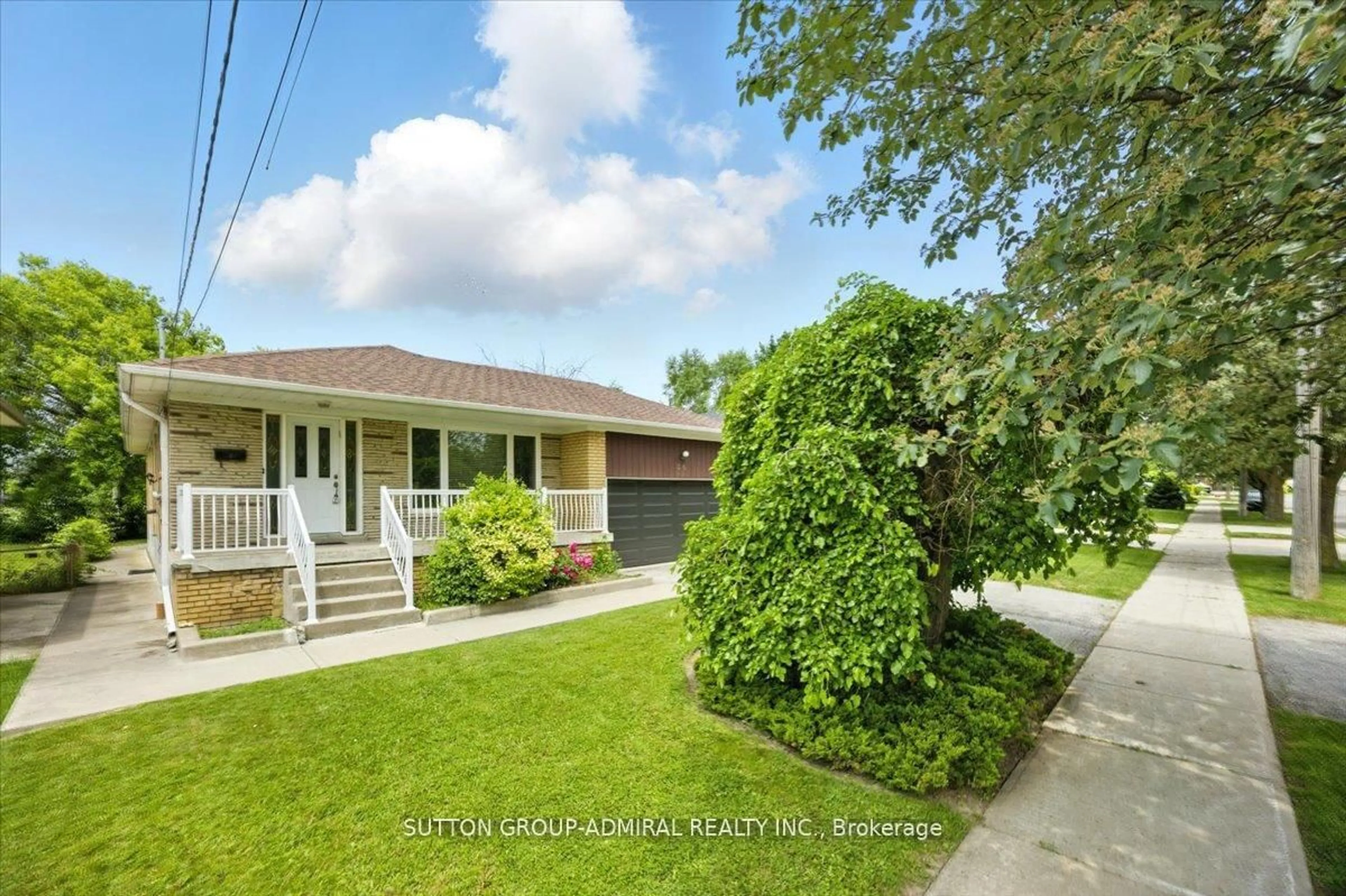 A pic from outside/outdoor area/front of a property/back of a property/a pic from drone, street for 40 Marathon Cres, Toronto Ontario M2R 2L7