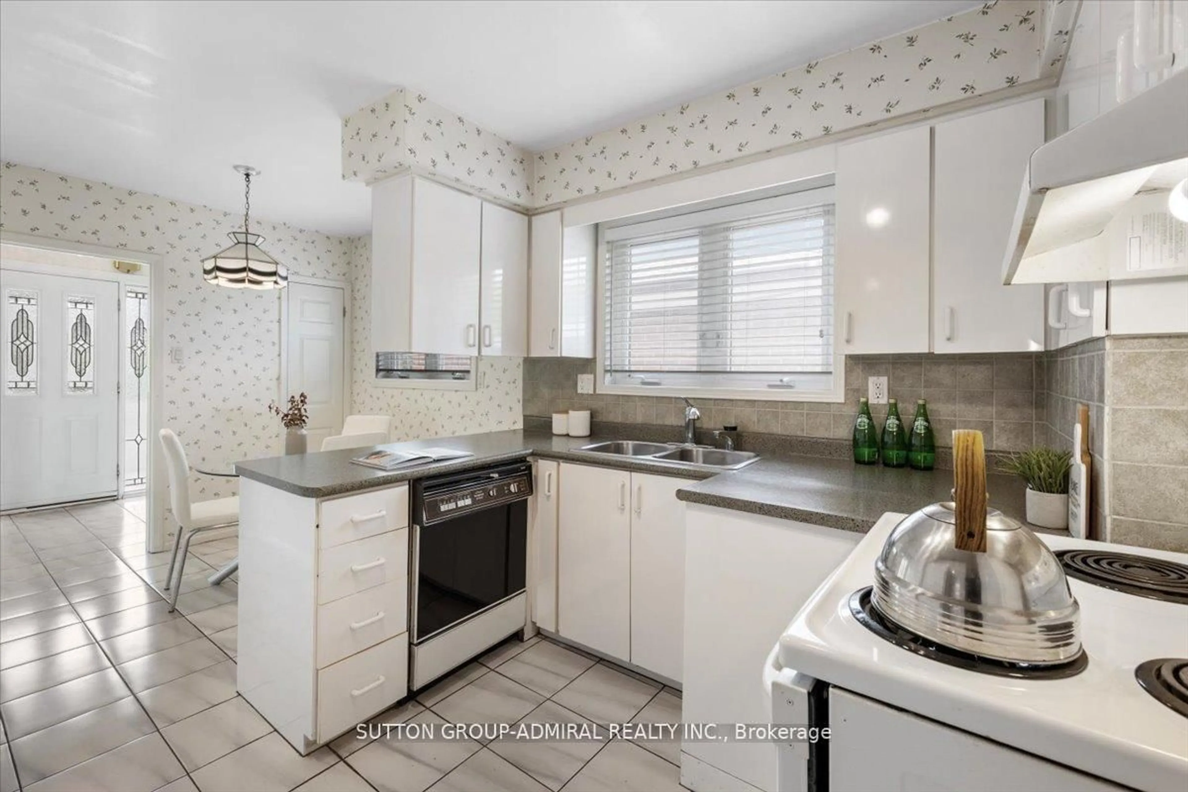 Standard kitchen, ceramic/tile floor for 40 Marathon Cres, Toronto Ontario M2R 2L7