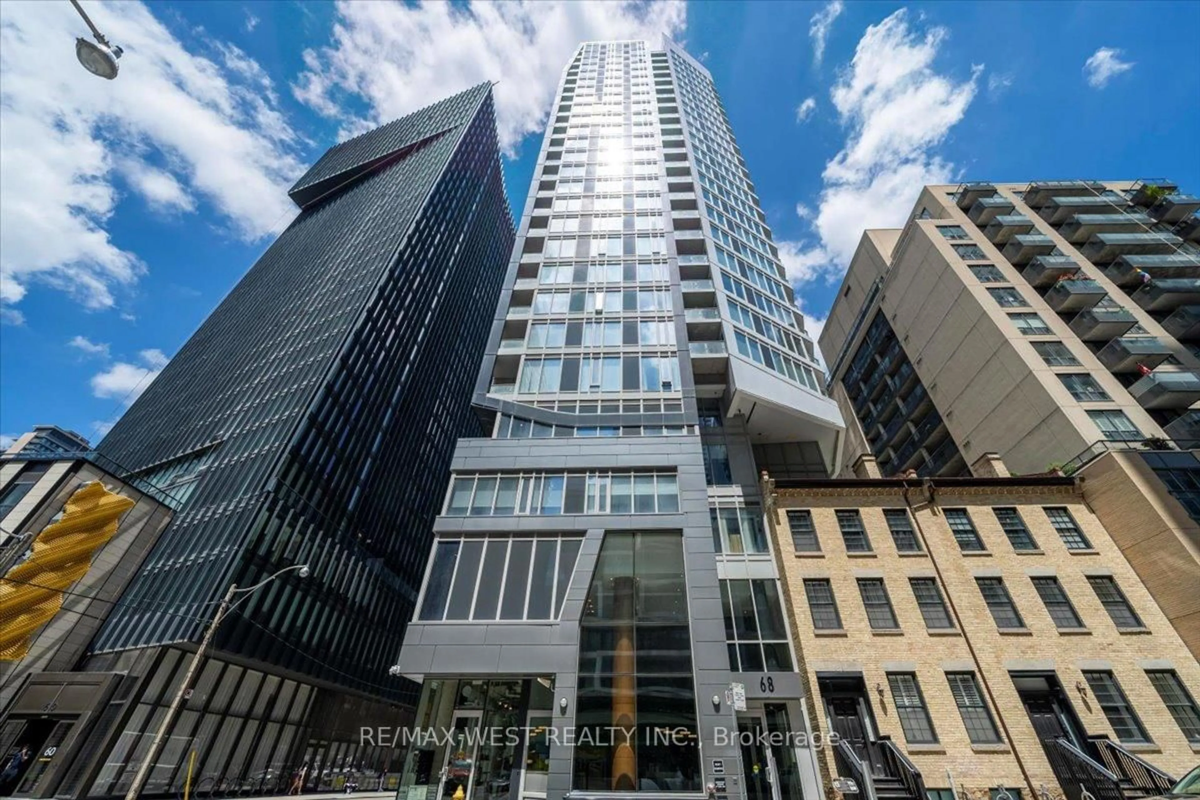 Indoor foyer for 68 Shuter St #2307, Toronto Ontario M5B 1B4
