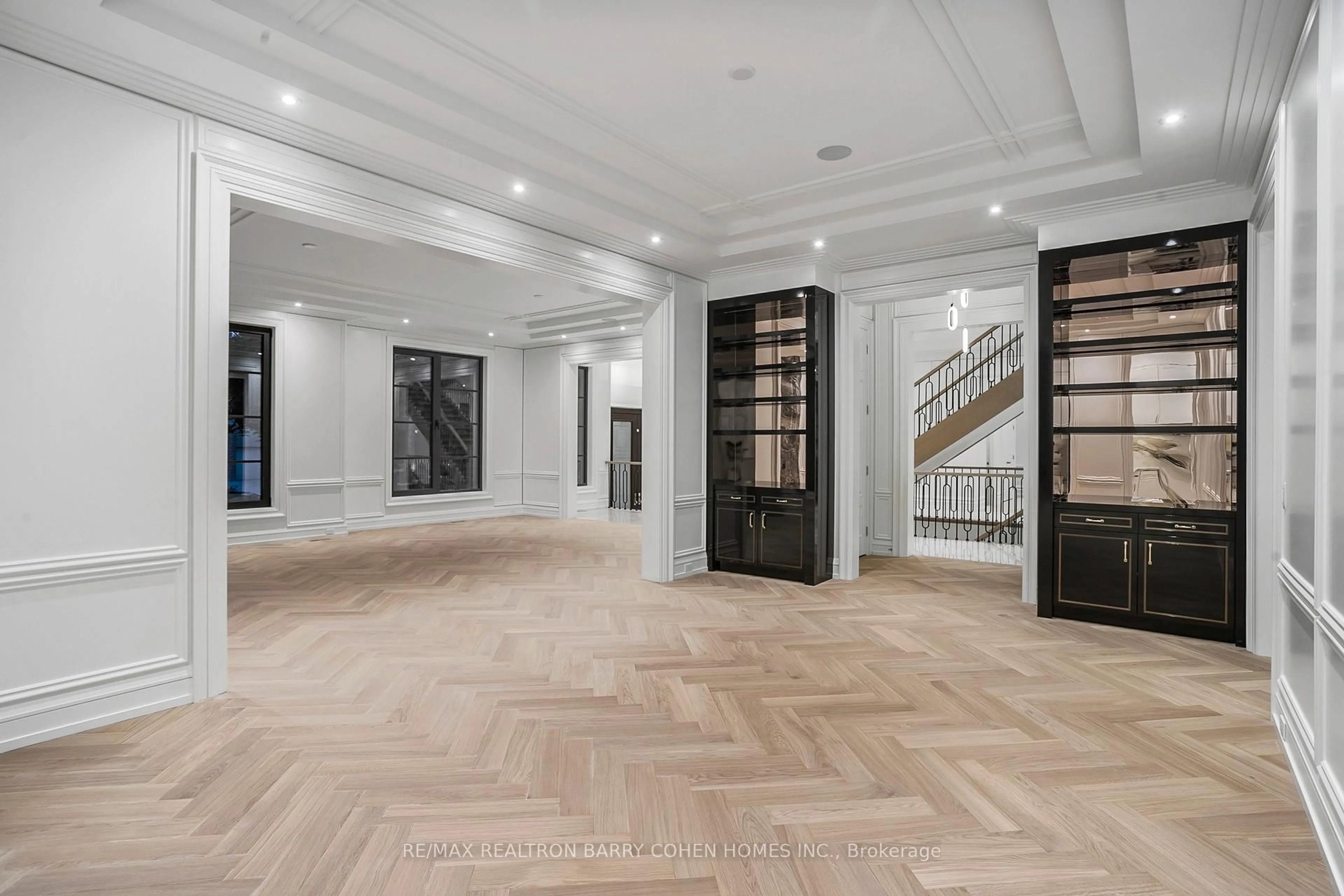 Indoor foyer for 27 Penwood Cres, Toronto Ontario M3B 3B1