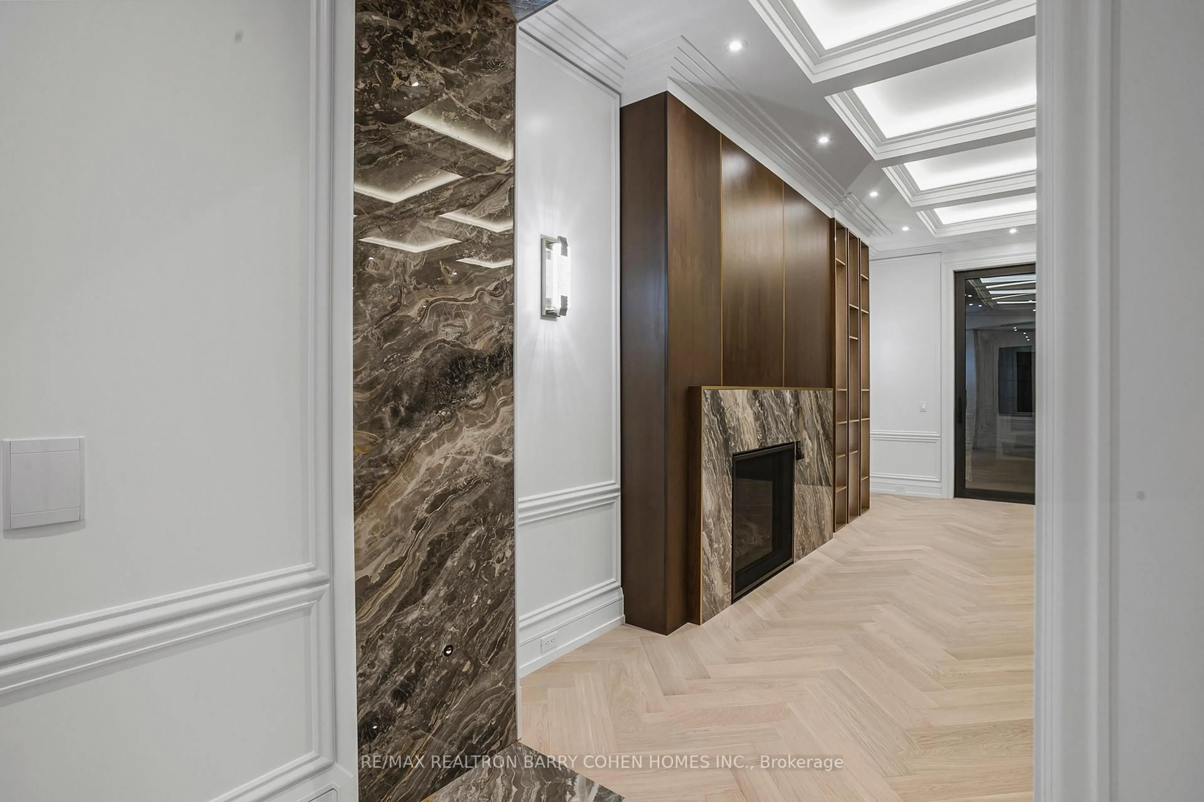 Indoor foyer for 27 Penwood Cres, Toronto Ontario M3B 3B1