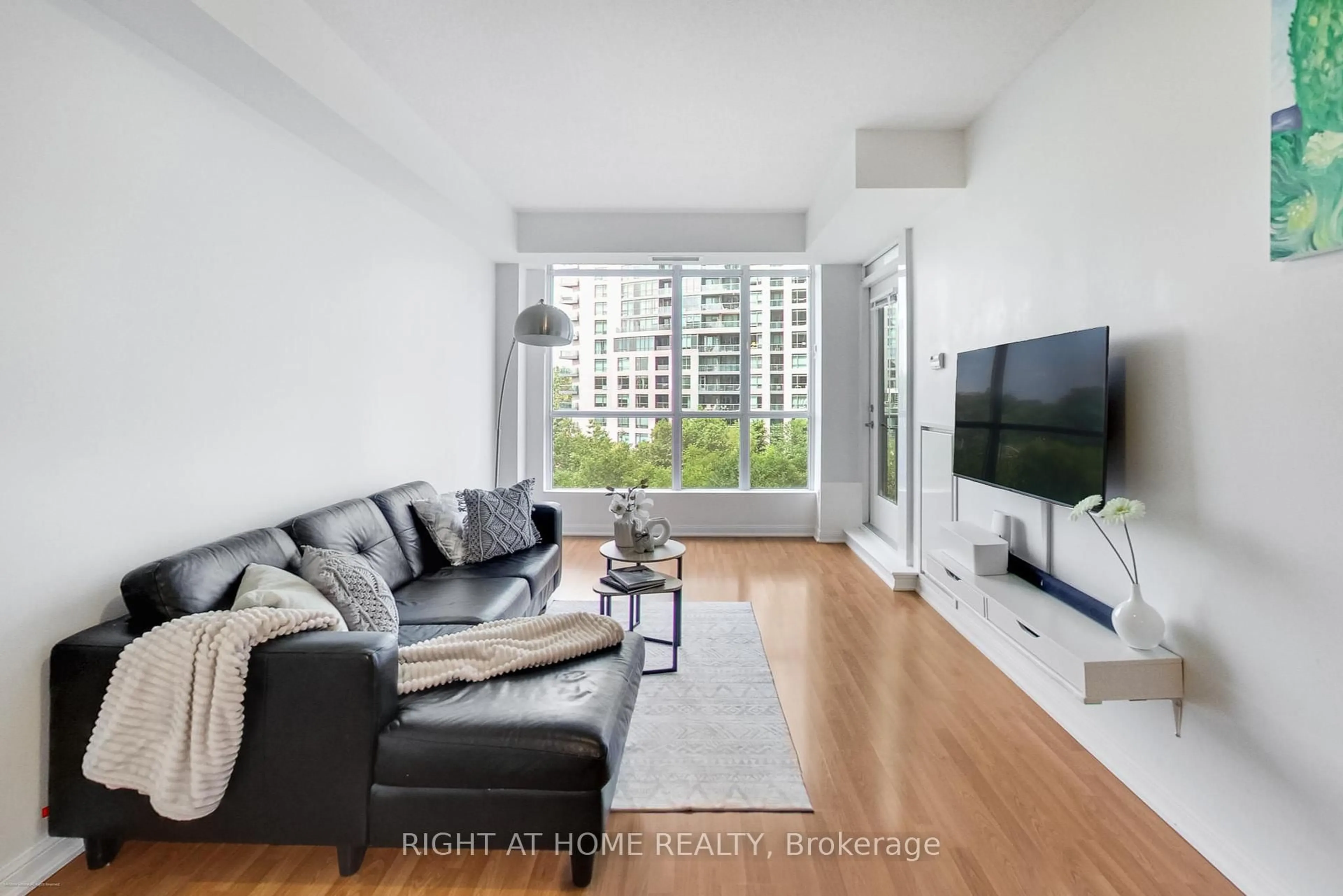 Living room with furniture, unknown for 628 Fleet St #504, Toronto Ontario M5V 1A8