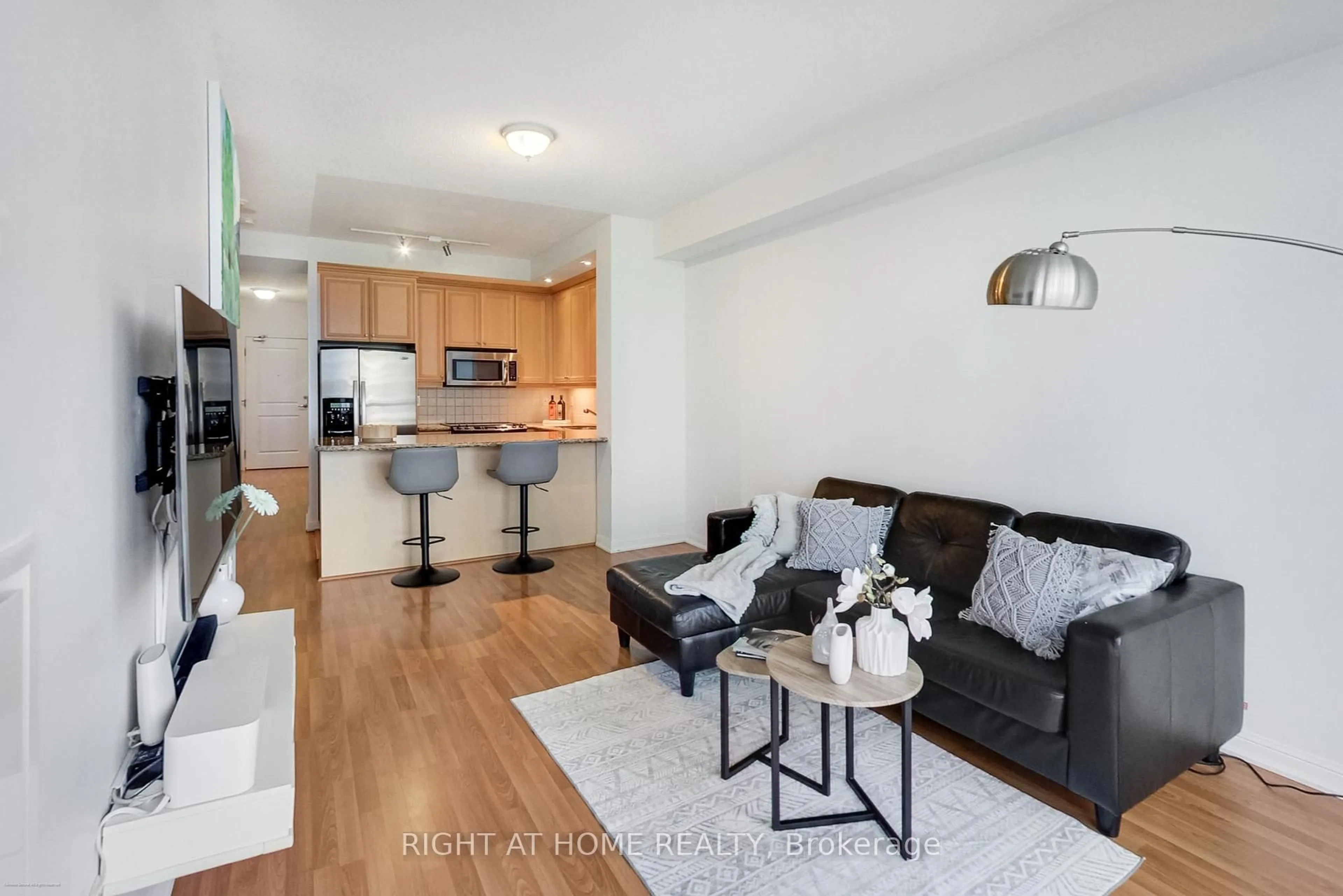 Living room with furniture, wood/laminate floor for 628 Fleet St #504, Toronto Ontario M5V 1A8